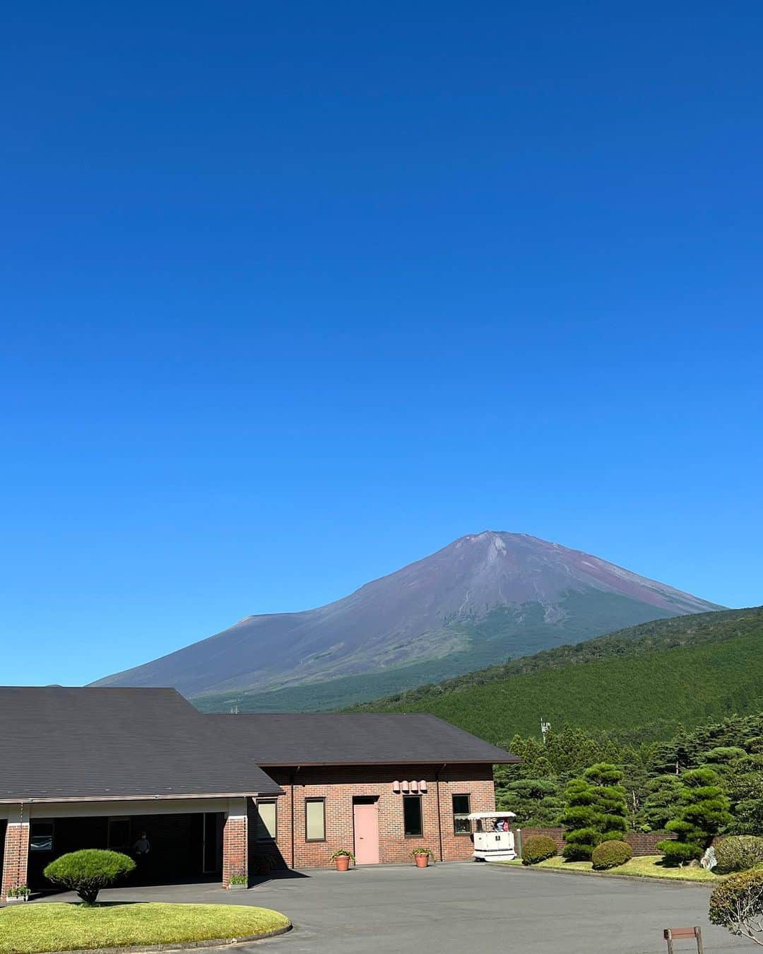 ImotoEtsuyo さんのインスタグラム写真 - (ImotoEtsuyo Instagram)「#富士山 が近くで見えた！ ・ 久しぶりのラウンドは #富士篭坂ゴルフクラブ へ。 ・ 着ている モックネックワンピースは @lanvin_sport_official のもの。  フィット＆フレアーシルエットの ワンピースは、 さらりとした着心地で 脇の切替ラインのカッティングと 配色がバランスを美しく見せてくれる 細見えするワンピース！  この日のゴルフでも 『上品で素敵なウェアね！』と 褒められて嬉しかった💕  クーリング機能 【SUNSCREEN/サンスクリーン】・ 吸汗速乾・UVカット　で機能性も バッチリ◎ ポリエステル素材なので軽くて、 シワになりにくいです。  私は身長163㎝ 36サイズを着ています。 ・ #カートバッグ #サンバイザー も　@lanvin_sport_official  ・ ・  #ランバンスポール #LANVINSPORT #ゴルフ #golf #golfwear  #ゴルフウェア  #スイング動画  #動画  #mtfuji」7月31日 17時34分 - bisuhada