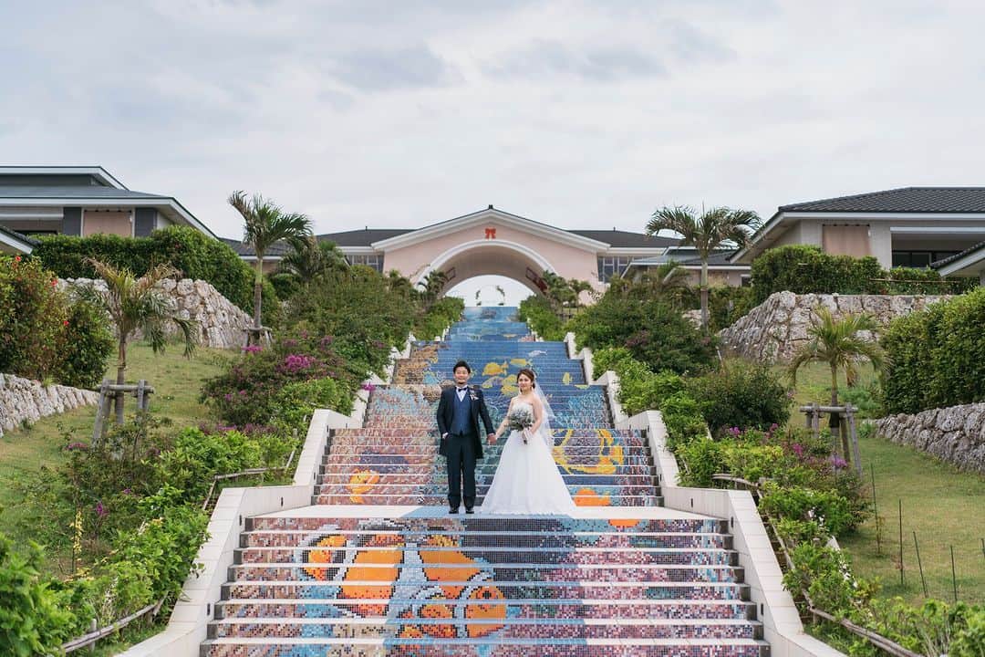 【公式】小さな結婚式さんのインスタグラム写真 - (【公式】小さな結婚式Instagram)「. @petit.wedding をフォローしてね♩ #小さな結婚式 をつけてのお写真投稿も大歓迎です♡ こちらの公式IGでリグラムさせていただきます＊ . クマノミのイラストが描かれた かわいらしい階段での一枚が素敵♪  海をバックにフォト撮影を楽しんだりなど 沖縄らしさ溢れる ロケーションフォトをお楽しみください！ . >>#小さな結婚式沖縄那覇店 . ——————— #petitwedding #ラヴィファクトリー #前撮り #結婚式 #プレ花嫁 #卒花 #家族婚 #少人数結婚式 #ウェディング #wedding #bridal #weddingdress #花嫁 #挙式 #結婚式準備 #式場探し #日本中のプレ花嫁さまと繋がりたい #結婚式の思い出に浸る会 #結婚準備 #沖縄花嫁 #ウェディングフォト #花嫁コーディネート #ロケーションフォト #ウェディングドレス #タキシード #フォト構図 #シーウッドホテルリゾート来間島 #花嫁指示書」7月31日 17時27分 - petit.wedding