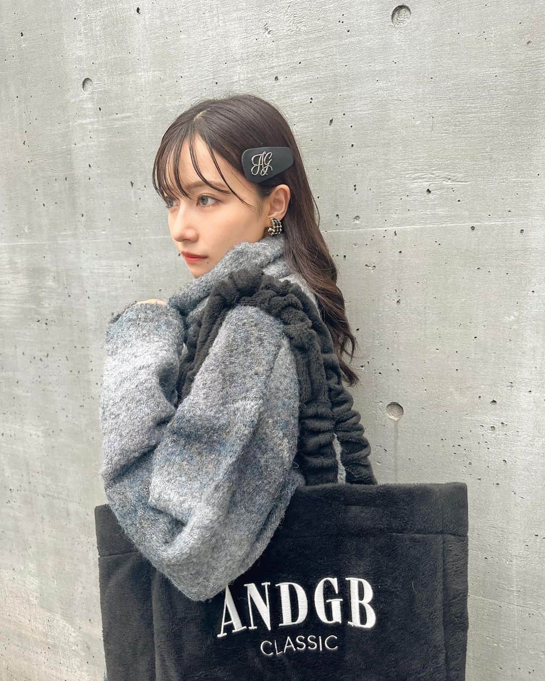 村瀬紗英のインスタグラム：「#dailylook 8/6 ANDGEEBEE 2023AW 展示会🦊💜  ⭐️unisexマフラーグラデニット（11月発売予定） ニットとマフラーのセット販売(: グラデニットは欲しかったこの黒のグラデともう1色は青のグラデで作りました💙🖤🩶 チクチクしない柔らかいニットで肌触りもよく 胸元には刺繍がワンポイントで入ってるよ^_^ このニットはぜひメンズにも着て欲しい😎✨  ⭐️シャギートートバッグ（8月発売予定） 大きめの起毛したトートバッグ^_^ これマチが広くて大容量だし肩紐のくしゅくしゅが可愛い🥰 これ、くしゅくしゅ感を出すのめちゃ難しくて😅 サンプルから何度もやり直して出来上がりました🤝🏻✨ ブラックとホワイトの2色展開です♪ 白もとっても可愛いよ🐇💕  ツイードイヤリングも発売予定❕  ヘアピンは展示会に来てくれた方のノベルティです^ ^ 公開から反響もありで嬉しい☺️💕ゲットしてね〜 #ANDGEEBEE #AW #2023 #Collection #展示会」