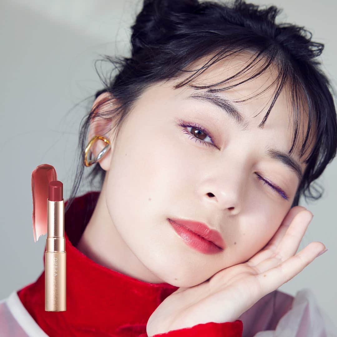 OPERA公式のインスタグラム：「8.4 NEW！ひとさじで都会的なムードを演出する、 軽やかに色づく’透けマット’質感と洒落感カラーのシアーマットリップ💋  [甘くなりすぎない大人の可愛さ] ・シアーマットリップスティック 05 フィグ  おすすめの組み合わせITEM 目もとをピンクのワントーンで統一すると、色っぽさのある洗練顔に♡ ・アイカラーペンシル 12 カシス ・カラーリングマスカラ 01 ディープパープル  密着‘透けマット’質感　保湿しながら　キレイ色続く [パウダーレスマットリップ] オペラ　シアーマットリップスティック （’透けマット’質感・高保湿・長時間キープ）  だから毎日、手が伸びる！ ‘マットリップ’のイメージを変える、オペラのストレスフリーな新感覚リップ。  8月4日(金)新発売 公式オンラインショップ、PLAZA・MINiPLA限定取り扱い @opera_cosmetics  ------------------------------------------------- ■PRESENT campaign❣️ キャンペーン期間中にコメントをくれた方の中から抽選で10名様に、ホリデーコレクションsetが当たります✨ ⌛期間：721～8/3 この期間のオペラ投稿にコメントしてね。複数の投稿にコメントすると当選確率UP！気になるカラーを教えて♡ -------------------------------------------------  #透けマットリップ #オペラシアーマットリップスティック #シアーマットリップスティック #マットリップ #リップ #新作リップ #新作コスメ #operacosmetics」