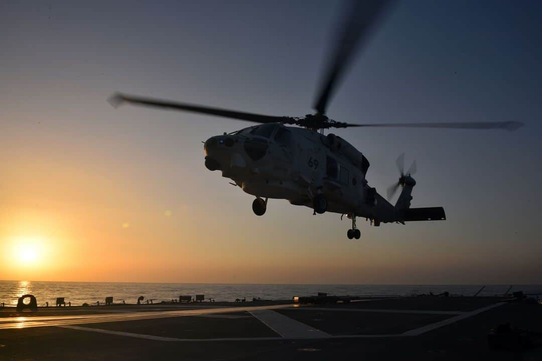 海上自衛隊さんのインスタグラム写真 - (海上自衛隊Instagram)「#夕暮れ シルエットのSH-60K🚁 今月もお疲れ様でした！明日から８月ですね🌊  #ファインダー越しの世界 #シルエット #SH60K #黄昏時」7月31日 17時30分 - jmsdf_pr