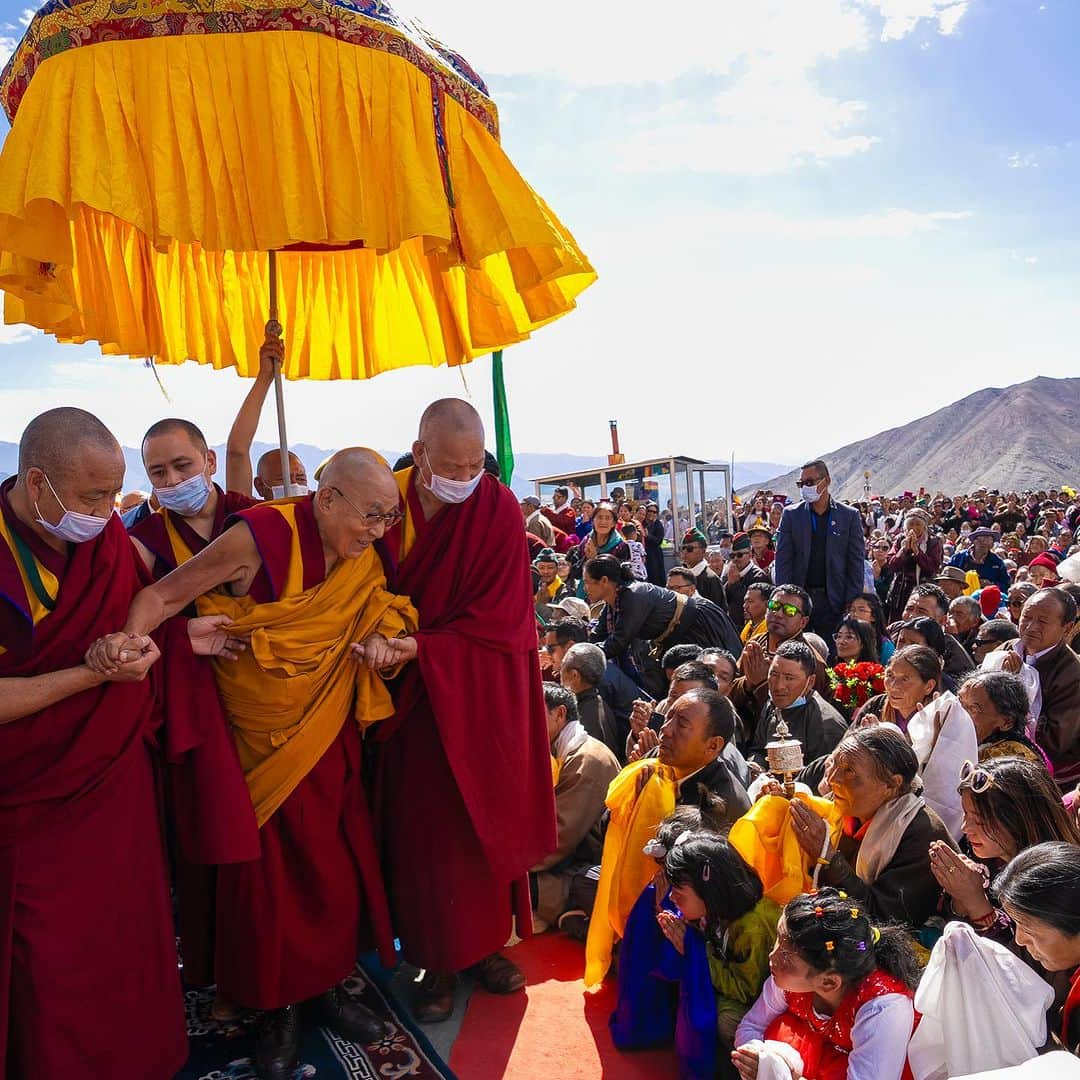 ダライ・ラマ14世さんのインスタグラム写真 - (ダライ・ラマ14世Instagram)「Visit to the Buddha statue at Stok, Ladakh on July 31, 2023. #dalailama #stok #buddhastatue」7月31日 17時31分 - dalailama