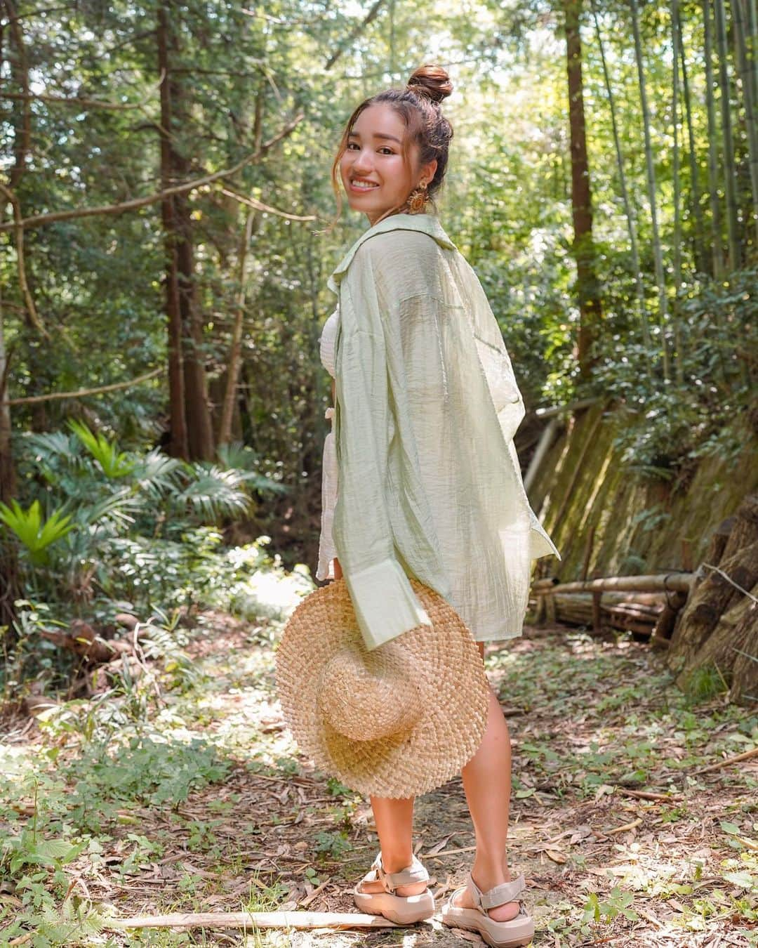 羽石杏奈のインスタグラム：「Did you know summer in Japan is actually hotter than summer in Hawaii? 🫠☀️  毎回思うんだけど、 日本の夏ってこんなに暑かったっけ、、笑 ハワイから帰国して田舎ライフ中🌞🌿」