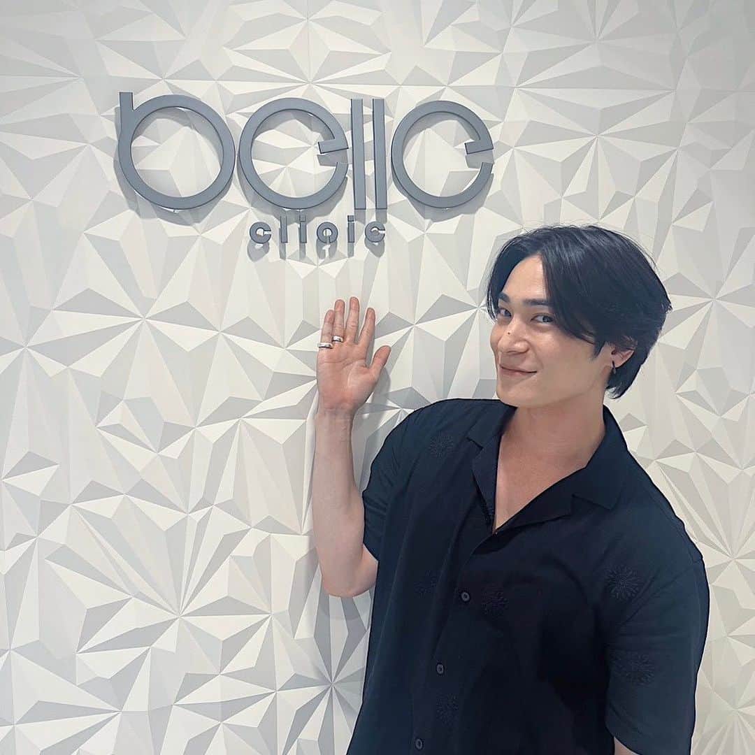 町井祥真のインスタグラム：「・ ・ ・ 先日行った @belle.clinic にて人生初のハーブピーリングを体験。  痛いとは聞いてたけど、レーザーとかの施術とはまた違った痛みで天然由来の針がどんどん皮膚に浸透していく感じ。  翌日からガッツリ皮剥けして5日間ぐらいは赤みとか残ってダウンタイムありました。  ただ終わった後の肌ツヤがすごい…  レチノールの皮剥け後に似てますね！ 肌が生まれ変わる感じ✨  定期的に続けてみようかなと思える施術でした！ 気になった方はぜひ。  @rebelle_herbpeeling のスキンケアセットも、どれも高機能で肌変化が楽しみ。  最近、新しい美容に触れまくってるのでどんどん知識が増えていく。  もっと体験していきたい。  皆さんのオススメあればぜひ教えて💎  #ハーブピーリング#ベルクリニック#リベル#美容#美容男子#スキンケア#美肌」