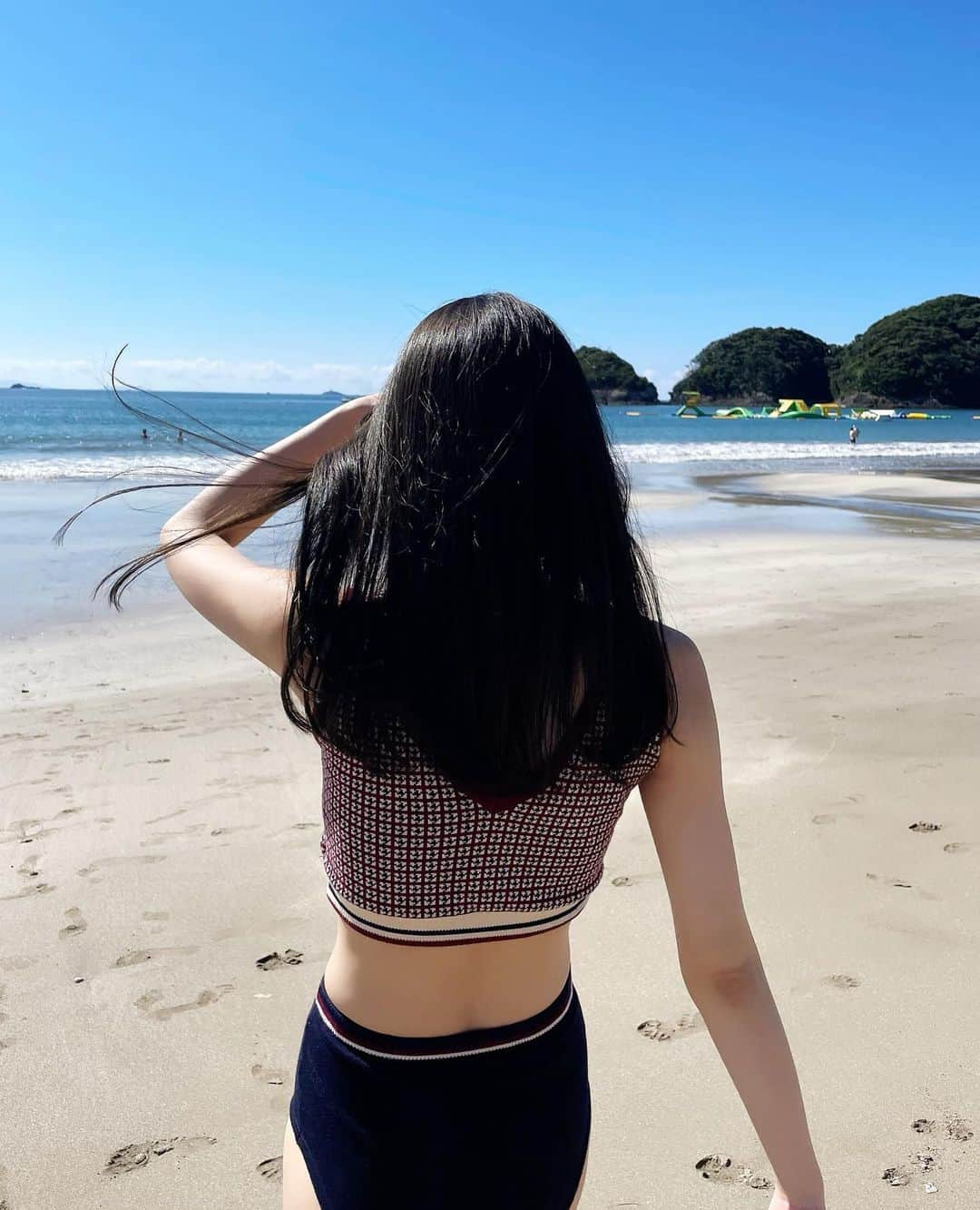 前田亜美さんのインスタグラム写真 - (前田亜美Instagram)「. 海行って水着きてみちゃったりなんかしちゃって〜〜〜. . . この日は波が高めだったから足元だけ〜🫧🌊. . 絶対焼けたくないので 写真撮ったら即長袖に日傘で退散した…笑. . . 今年はちゃんと夏らしいことしてる ✌︎(　˙-˙　)✌︎. . . 髪色がいい感じだし、毛先を真っ直ぐにして切りっぱなしにしてもらったのがお気に入り…💇🏻‍♀️💈  @na_ka_daa  さんありがと！   #海  #黒髪ロング」7月31日 17時42分 - ami___maeda0601