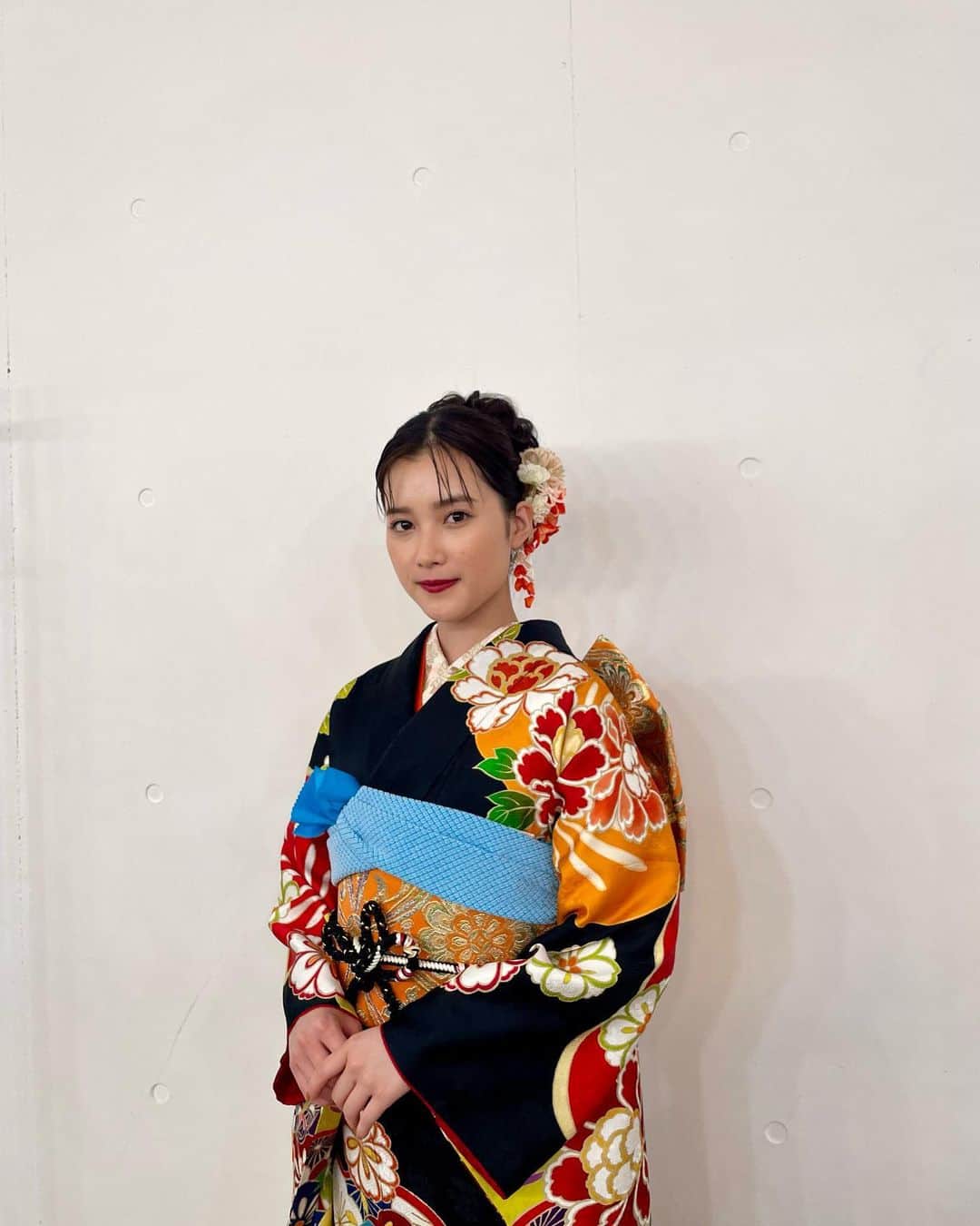 井頭愛海のインスタグラム：「. #杉本カレンダー さんの撮影でしたっ📸 今年も素敵な振袖沢山着させて頂きましたっ👘  黒がお気に入り🫶🖤」