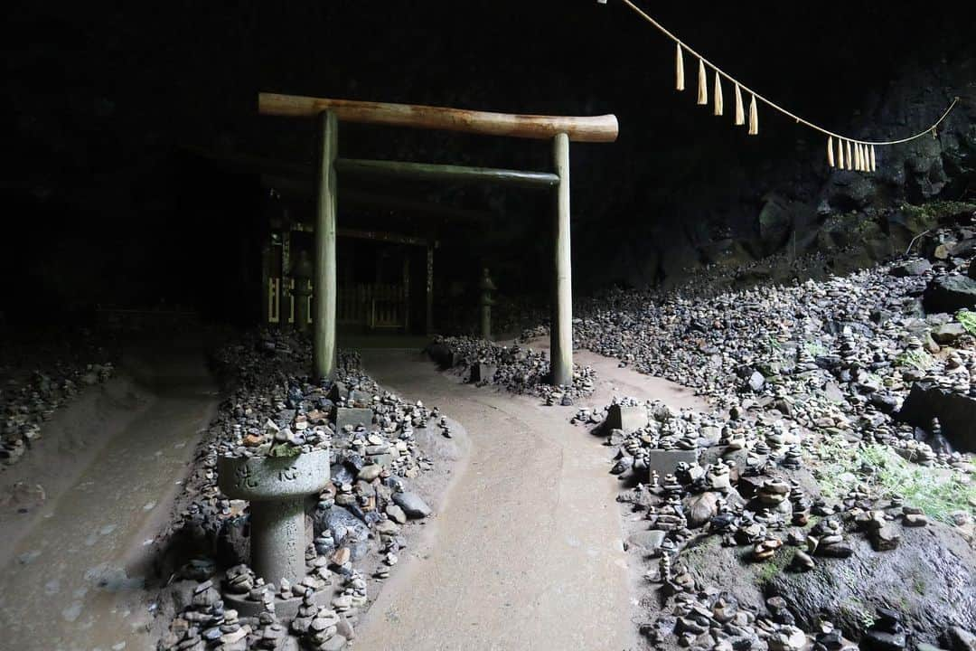 町田也真人のインスタグラム：「たくさんパワー頂いた。  #宮崎 #神社巡り  #天安河原 #天岩戸神社  #秋元神社 #八大龍王水神 #高千穂神社」