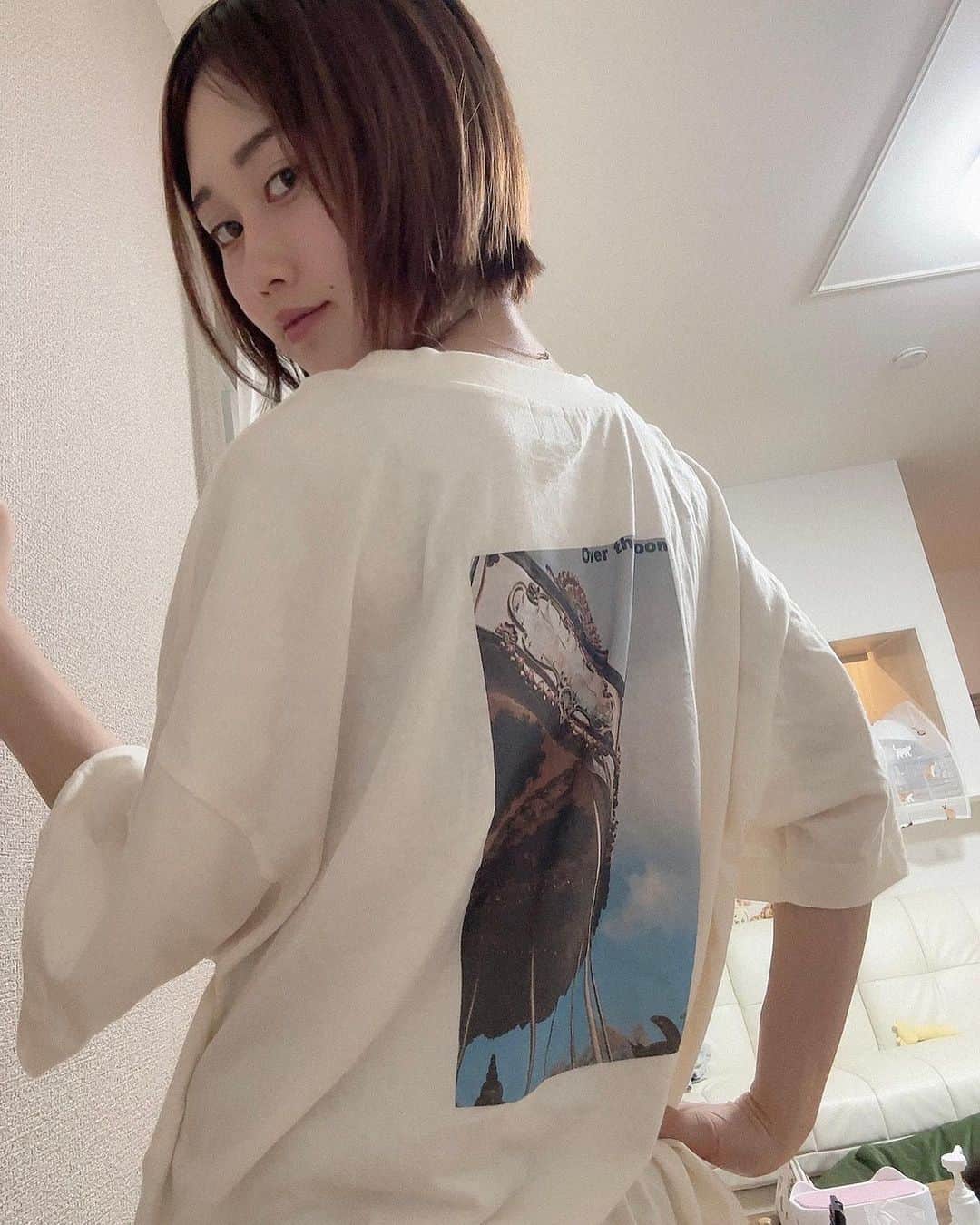 釘町みやびさんのインスタグラム写真 - (釘町みやびInstagram)「☀️⛱🎠𓈒𓂂  夏は毎年Tシャツが多くなります◎  寝る時も基本Tシャツかタンクトップ1枚です✨ たまーにキャミで寝ることもあるけど 夏風邪対策と急な郵便屋さん対策で、極力Tシャツ✌🏻  ちなみに生地が厚かったり固かったりするのが苦手で 最近よく着てるこのコーエンのTシャツが1番お気に入り☺️✨ 色違いで洗い替えしてます🫧 ͛.*  ブランドアイテムがこっそりお値引価格で変えちゃう、 レディースアパレルのアウトレット通販サイト オフプライスイーシーで販売中だよ✨  ほんとに安くてびっくりした！笑  夏は汗かくし、お散歩で土が付いたりもするし🐕 だから洗い替えほんと必須な季節！ 安くて良い物が手軽に買えたら最高だよね👏🏻💗💗  またお気に入りのTシャツみつけよっと👓✨  ． ．  PR @offprice_ec  #プチプラ通販  #オフプライスストア  #オフプライス  #サステナブルファッション  #アウトレットセール  #激安通販  #お得にお買い物  #オフプライスイーシー  #tシャツ  #tシャツ女子  #ラフコーデ  #夏コーデ  #ファッション  #ショートパンツコーデ  #大人女子  #プチプラ  #fashion  #outlet  #summer  #feet  #coordinate」7月31日 19時00分 - miyajyaga382