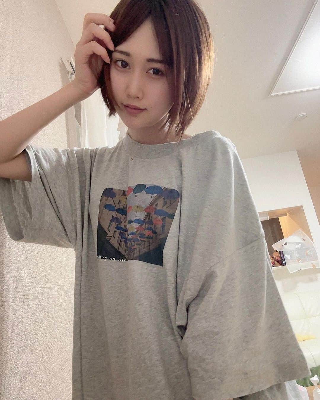 釘町みやびさんのインスタグラム写真 - (釘町みやびInstagram)「☀️⛱🎠𓈒𓂂  夏は毎年Tシャツが多くなります◎  寝る時も基本Tシャツかタンクトップ1枚です✨ たまーにキャミで寝ることもあるけど 夏風邪対策と急な郵便屋さん対策で、極力Tシャツ✌🏻  ちなみに生地が厚かったり固かったりするのが苦手で 最近よく着てるこのコーエンのTシャツが1番お気に入り☺️✨ 色違いで洗い替えしてます🫧 ͛.*  ブランドアイテムがこっそりお値引価格で変えちゃう、 レディースアパレルのアウトレット通販サイト オフプライスイーシーで販売中だよ✨  ほんとに安くてびっくりした！笑  夏は汗かくし、お散歩で土が付いたりもするし🐕 だから洗い替えほんと必須な季節！ 安くて良い物が手軽に買えたら最高だよね👏🏻💗💗  またお気に入りのTシャツみつけよっと👓✨  ． ．  PR @offprice_ec  #プチプラ通販  #オフプライスストア  #オフプライス  #サステナブルファッション  #アウトレットセール  #激安通販  #お得にお買い物  #オフプライスイーシー  #tシャツ  #tシャツ女子  #ラフコーデ  #夏コーデ  #ファッション  #ショートパンツコーデ  #大人女子  #プチプラ  #fashion  #outlet  #summer  #feet  #coordinate」7月31日 19時00分 - miyajyaga382