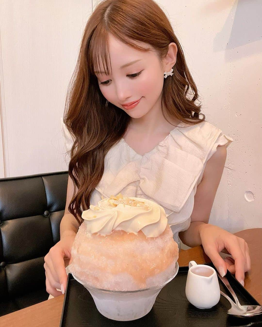 八鍬里美のインスタグラム：「サカノウエカフェさんの桃アールグレイかき氷🍧 わたしの大好きなものしか入ってない🥹 超美味しかった〜〜🤤 ころんとした見た目もかわいい🥲💓💓  中には桃の果肉がたくさん入ってて最後まで楽しめました🍑幸  #サカノウエカフェ#かき氷#夏#桃のかき氷#かきごおりすと#東京かき氷#ミシェルマカロン」