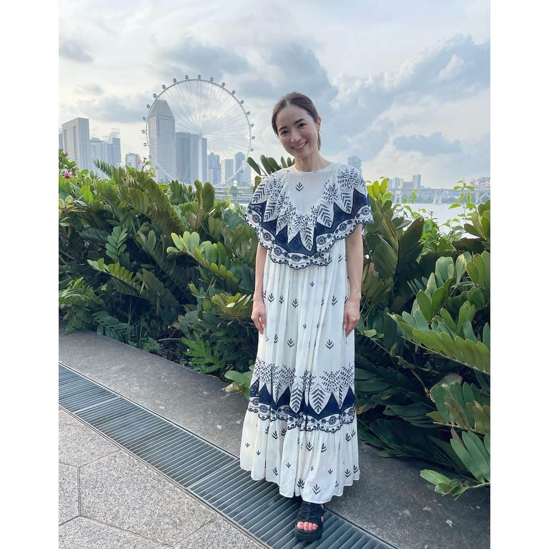 Mayuko Watanabe 渡辺真由子のインスタグラム：「旅行で着るために大切にしていたワンピースは @tsurubymarikooikawa のものです♡ 日傘を差しても暑いのとおそらく多少焼けて私の顔が赤くなってますが（ホテルに帰ってパック頑張ります🤣笑） #ガーデンズバイザベイ はお散歩するのに景色もよく、水遊び場も充実していて、地球環境問題を考えた動物たちが繋がっている200メートル近い長さのオブジェもあり（☜これが1番うちの子たちは喜んでました🥹♡）、とても楽しかった🥰💕  #singapore #シンガポール #シンガポール旅行 #夏休み #marinabaysands   #夏コーデ  #ママコーデ #ママファッション #男の子ママ #男の子兄弟 #男の子兄弟ママ #カジュアルコーデ  #男の子ママ #男の子兄弟 #男の子兄弟ママ #ママ #子育て中」