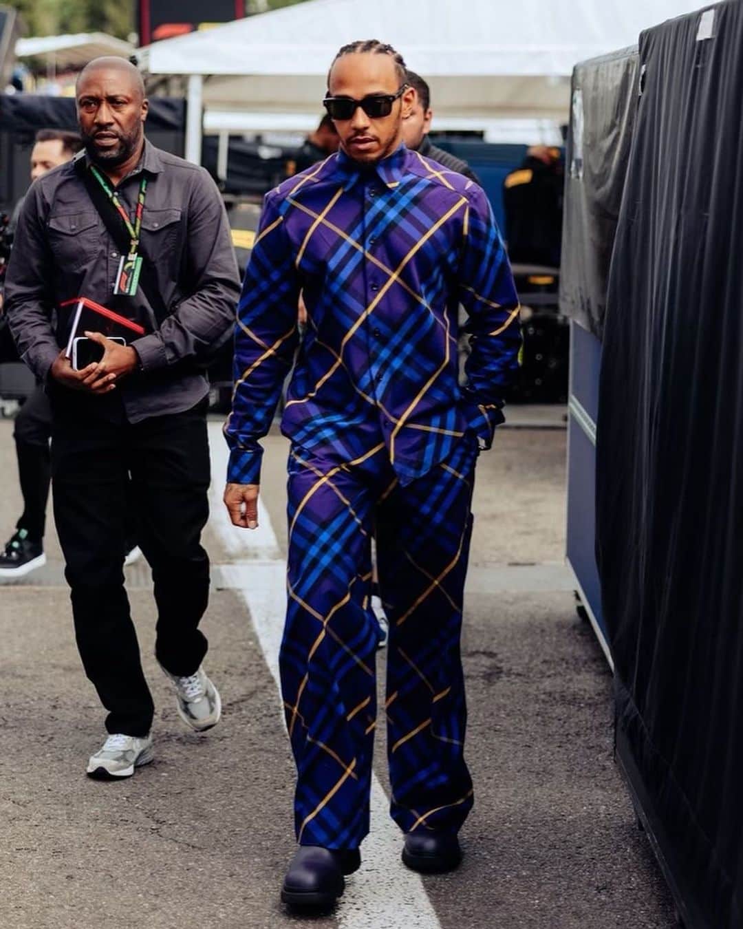 GQ JAPANさんのインスタグラム写真 - (GQ JAPANInstagram)「ルイス・ハミルトンが、F1ベルギーGPで「BURBERRY」を着用。  #LewisHamilton #ルイスハミルトン #burberry #バーバリー #f1 #belgiumgp #F1ベルギーGP #ベルギーGP #mensfashion #メンズファッション #mensstyle」7月31日 17時37分 - gqjapan