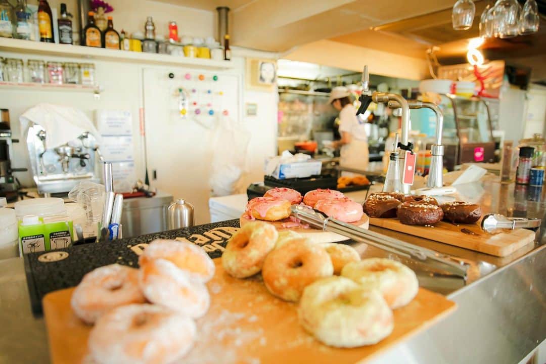 福田瞳さんのインスタグラム写真 - (福田瞳Instagram)「@kaneko_donut pop up 🍩 City girls & boys ♡ ドーナツ食べる姿が本当かわいくておしゃれだった☺︎ そして休憩中のつっちー。 つっちーめっちゃドーナツ作ってたー☺︎ お疲れ様です♪  #かねこドーナツ #写真を撮らせていただいた皆さんありがとうございます」7月31日 17時38分 - fukudahitomi610