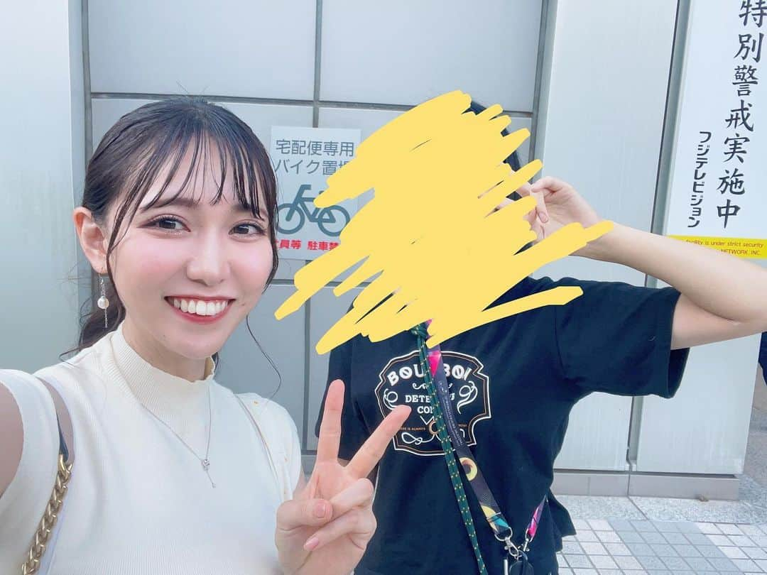 白石陽菜（桜井えりな）のインスタグラム：「今朝テレビ局行ったら、お仕事中の親友と会いました✨ . 今日は夏休み中の子どもたちに『肉のお姉さんだー！』って沢山声かけてもらえて嬉しかったなぁ🌻」