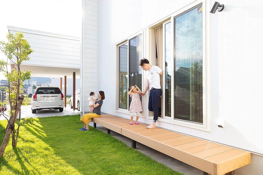 福井 注文住宅 新築 スーパーウォール みつぐはうす工房のインスタグラム：「【施工事例】 リビングの大きな窓から出入りできるウッドデッキ。 庭に面しておりゆったりと寛ぐ事ができます。  @mitsuguhouse ←その他の施工事例はここからチェック！  プロフィール欄のURLからは、 ◇公式ウェブサイト ◇施工事例 ◇イベント情報 ◇問い合わせフォームからお問い合わせ ◇公式LINEアカウントからお問い合わせ が可能です。  --------------------  〜性能をデザインする〜  ◇スーパーウォール工法の長期優良住宅棟数 北陸NO.1🏅 ◇ハウスオブザイヤー優秀賞7年連続受賞🏅 ◇ZEHビルダー／プランナー評価☆☆☆☆☆☆認定🌿 ◇LIXILメンバーズコンテスト2022地域最優秀賞受賞🏆  sou’s design（ソウズデザイン） 株式会社みつぐはうす工房 　 〒919-0131 福井県南条郡南越前町今庄115-1-2 TEL：0120-084-999 / 0778-45-1999 営業時間：9:00-18:00 定休日：水曜、第1・3日曜、第2・4木曜  sou's interior Instagram→ @sous.2017 　 -------------------- 　  #ソウズデザイン #ソウズ #みつぐはうす工房 #北欧デザイン #トレッティオ #TRETTIO #スーパーウォール工法 #長期優良住宅 #新築 #新築住宅 #注文住宅 #家づくり #マイホーム #一戸建て #福井スーパーウォール工法 #福井長期優良住宅 #福井新築 #福井住宅 #福井新築住宅 #福井注文住宅 #福井家づくり #福井マイホーム #福井一戸建て  #ウッドデッキ  #ウッドデッキのある家」