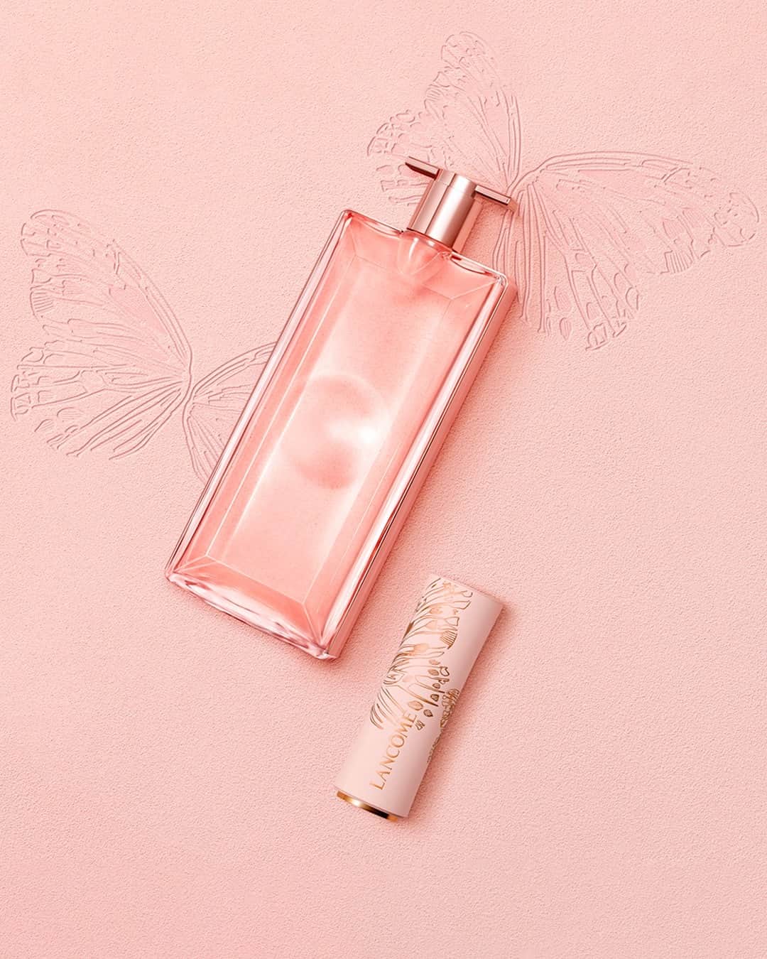 Lancôme Officialさんのインスタグラム写真 - (Lancôme OfficialInstagram)「To celebrate this year’s Qixi festival, discover the new limited edition L’Absolu Rouge Drama Matte, beautifully adorned with a subtle butterfly design. Complete your beauty routine by allying it with the iconic Idôle Eau de Parfum, for you or for a loved one. #Lancome #LAbsoluRouge #Idole #LimitedEdition」7月31日 18時00分 - lancomeofficial