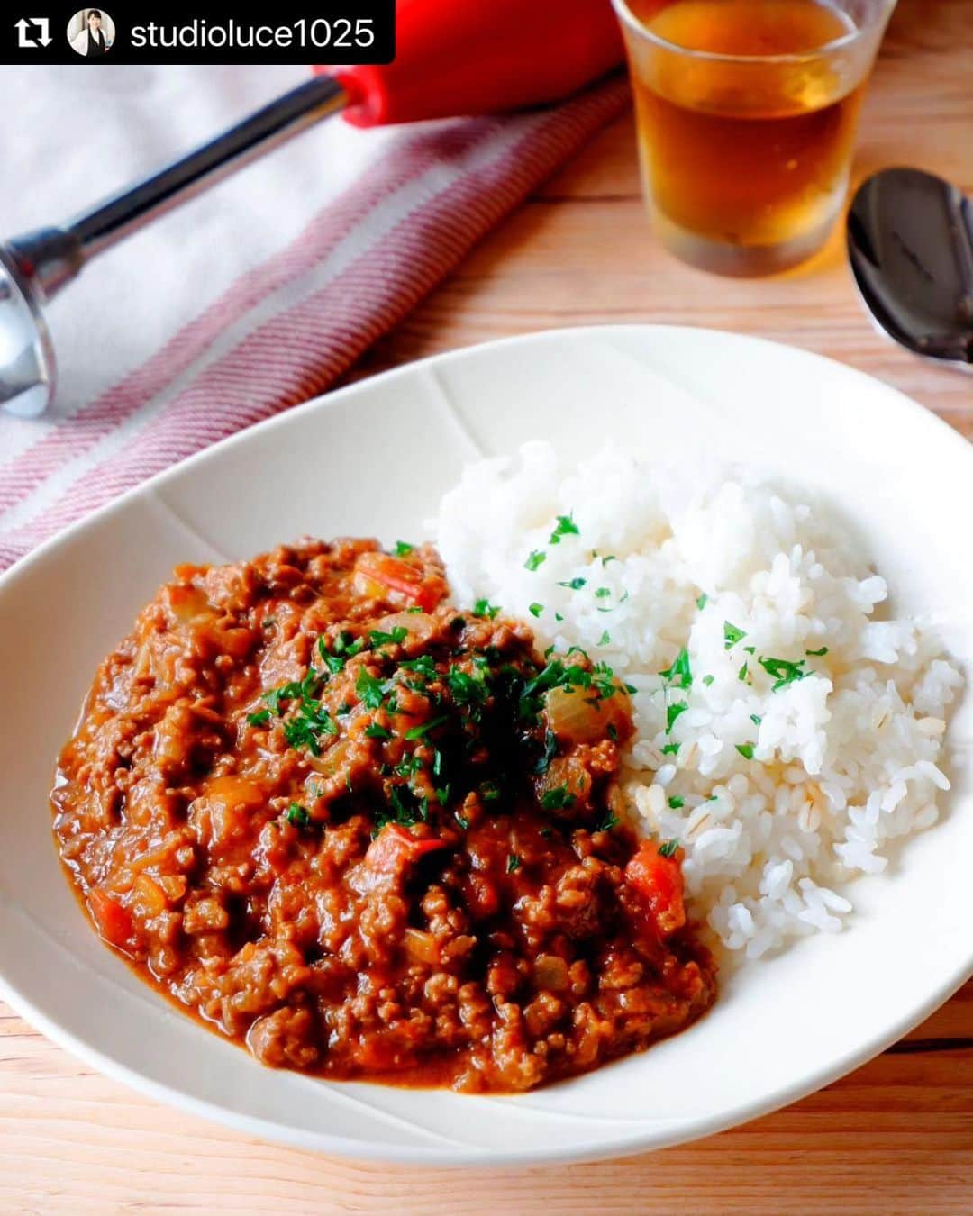 クスパさんのインスタグラム写真 - (クスパInstagram)「食欲が湧いてくるキーマカレーは夏にぴったりですね！✨  #Repost @studioluce1025 with @use.repost ・・・ レシピあります  【キャンプでキーマカレー】  暑い夏到来！ 夏休みが始まるとキャンプに行かれる方も多いのでは？  最近はコンセントがあるキャンプ場が増えているので 色々な家電を持ち込む事が可能になりました  ではでは、キャンプ飯にバーミックスを使わない手は無い！  @cherryterrace  ・・と言う事で 暑い夏に嬉しいキーマカレーをご紹介します  バーミックスがあれば 玉ねぎやにんじんのみじん切りが15秒で完成！ あっという間に出来上がりますよ  【キャンプで嬉し！バーミックスでキーマカレー】 （材料　4人分） 玉ねぎ　100g にんじん　50g にんにく　1かけ ひき肉　300g オリーブオイル　大さじ1 水　200ml カレールー（市販品）　60gくらい（約1/2箱分） 白米　お好みで！  （作り方） 1.玉ねぎはざく切りにしてバーミックススパーグラインダーに入れる。15秒ほど攪拌してボウルに入れる  2.にんじん、にんにくも同じくざく切りにして、それぞれ攪拌する  3.フライパンにオリーブオイルとにんにくを入れて弱火で熱し、香りがしてきたら玉ねぎとにんじんを入れて4～5分炒める  4.ひき肉を入れて炒め、色が変わったら水を入れる  5.沸騰してきたら一度火を止め、カレールーを入れる。再度加熱して好みのとろみになったら完成  @dreamiaclub   @cookingschoolpark  #バーミックスでアウトドアクッキング #バーミックス ＃bamix  #レシピル #チェリーテラス #チェリーテラスサポーター #おいしい酢 #日本自然発酵 #ドリーミアクラブ #クスパ #クスパ公認インスタアンバサダー #nadia #nadiaartist #全国料理教室協会 #全国料理教室協会妙蓮寺校 #カイハウス #おいしい #ごはん #おうちごはん #横浜 #妙蓮寺 #料理教室 #ランチ #ワイン  #イタリアン #東横線 #東急東横線」7月31日 18時00分 - cookingschoolpark