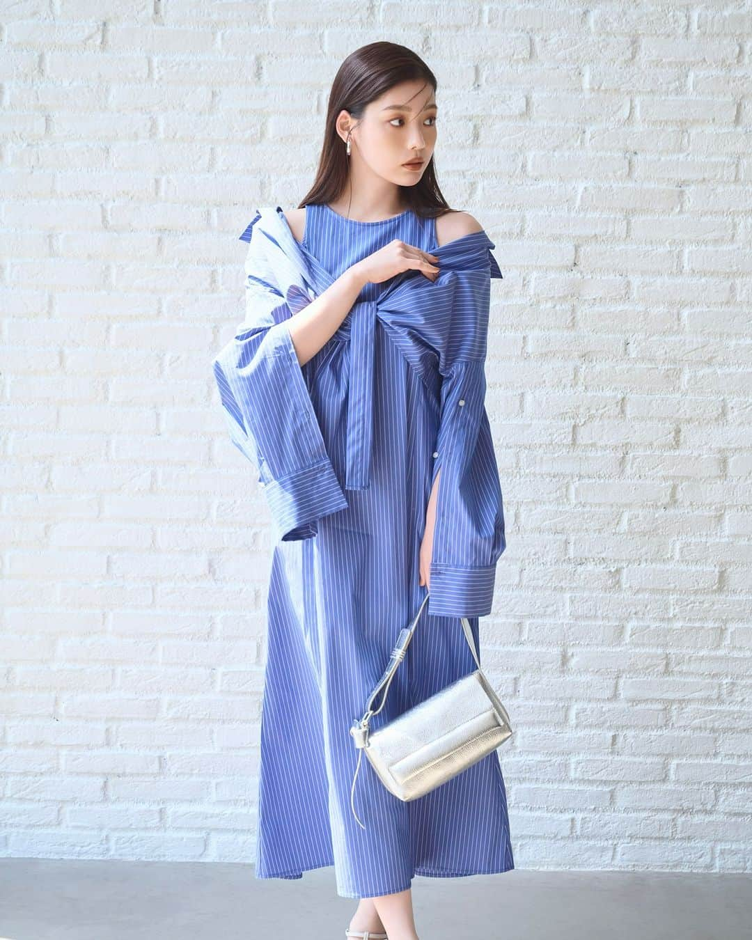 NATURAL BEAUTY BASICさんのインスタグラム写真 - (NATURAL BEAUTY BASICInstagram)「Layered One-piece  ■シャツレイヤードアメスリワンピース ¥14,960 tax in size:M/PS color:ブルーストライプ/シャンブレーネイビー #0173240732  キャッチーなレイヤードが叶う、 アメスリのマーメイドワンピースと クロップドシャツのセット。  女性らしいシルエットにディープスリットを楽しめる 袖口のデザイン…シャツにはこだわりが満載。 セットでも単品でも着こなせるから、汎用性も◎。  ---------------------------------  Limited Edition Autumn mood Feat.Riho Nakamura  中村里帆さんが着こなす、リミテッドエディションをお届け。 リュクスなディープカラーに、ムード溢れる構築的なシルエット、 センシュアルな肌見せ… 秋の始まりを感じさせるドラマチックなスタイリングに注目です。  新作のリミテッドエディションは 7/25(火)～SANEI bd ONLINE予約スタート、 8/4(金)〜SANEI bd ONLINE、限定店舗にて発売となります✨  ＜取り扱い店舗・オンラインストア＞ 札幌ステラプレイス エスパル仙台 ルミネ大宮 ルミネ池袋 ルミネ荻窪 新宿ミロード 銀座インズ ラゾーナ川崎 ジョイナス タカシマヤゲートタワーモール 阪急三番街 ルクア大阪 京都ポルタ 天神地下街 NBB公式オンラインストア（SANEI bd ONLINE)  詳しくは @naturalbeautybasic_official プロフィールのURLより webカタログをチェック♪  #中村里帆 さん #レイヤードワンピース #シャツワンピース #ストライプワンピース #アメスリワンピ  #秋先取り #秋コーデ #夏コーデ #お出かけコーデ #オフィスコーデ #オフィスカジュアル #通勤コーデ #大人可愛い #カラーコーデ  #着回しコーデ #きれいめカジュアル  #ベーシックコーデ #ベーシック #ナチュラルコーデ #トレンドスタイル #シンプルコーデ #ナチュラルビューティーベーシック #naturalbeautybasic」7月31日 18時00分 - naturalbeautybasic_official