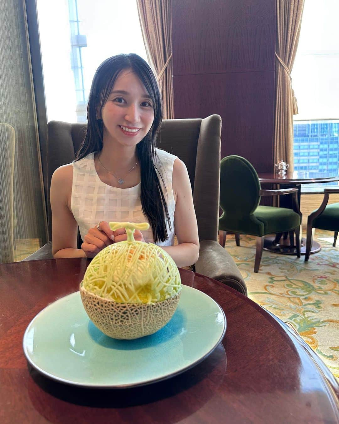 芹那のインスタグラム：「@shangrila_tokyo 🍈🍧🩵  メロン半玉にメロンジュースで出来た氷がのってる贅沢メロンかき氷🥰🥰🥰  とっても美味しかった🥳  #メロンかき氷 #ホテル女子会 #シャングリラ #シャングリラホテル東京 #かき氷 #かき氷巡り #かき氷好きと繋がりたい #東京かき氷 #東京駅 #東京駅カフェ #東京駅スイーツ #アフターヌーンティー」