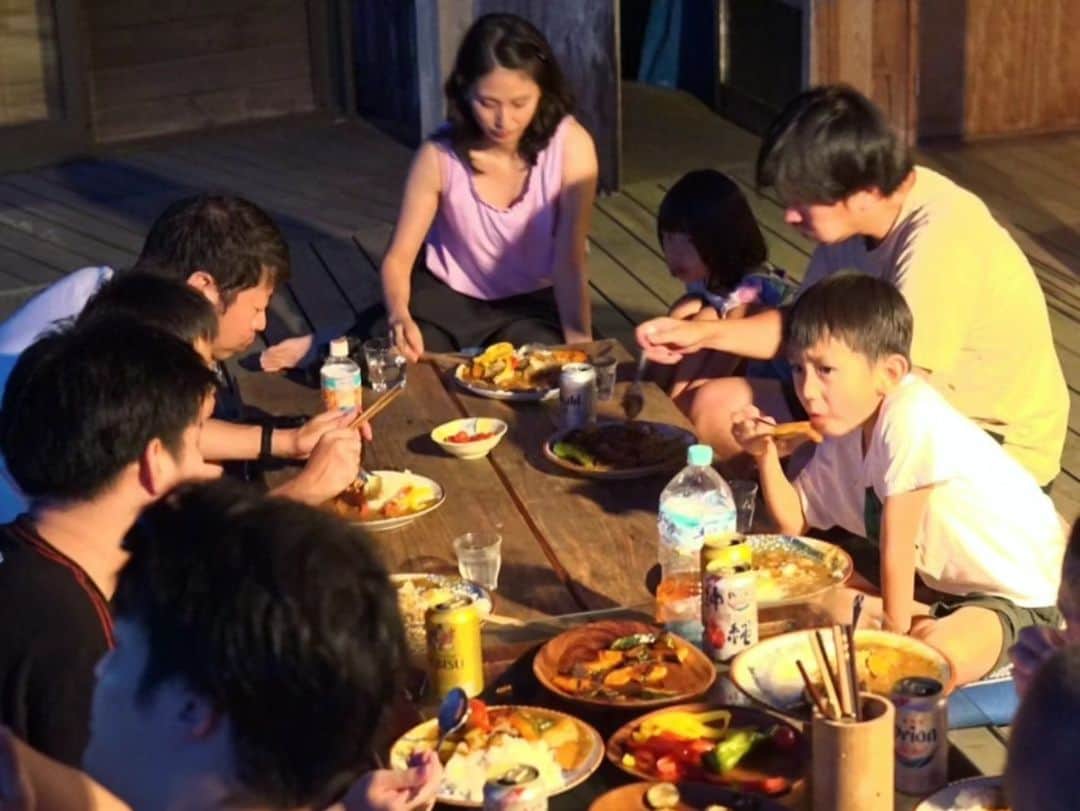 本仮屋リイナさんのインスタグラム写真 - (本仮屋リイナInstagram)「夕飯は、他の⁡宿泊者の方と力を合わせて作るスタイル🍚⁡⁡ ⁡ ⁡ご一緒した若者お兄さんグループとわいわい。子供たちは、すっごく楽しそう。⁡ ⁡もちろん、わたしも夫も楽しい。⁡ ⁡ 作ったのは、⁡夏野菜のグリルをたっぷり乗せたチキンカレー🍛⁡ ⁡ごはんは、かまど炊き🔥⁡⁡ ⁡子供たちが丹念にフーフーしながら火の番をしてくれた甲斐あって、ふっくら美味しい。⁡(お兄さんたちが逐一、水分補給させてくれた🥲) ⁡⁡ 最高のロケーションで食べる、みんなで作ったごはんは格別でした🤝⁡⁡ ⁡⁡ ⁡#thanksairbnb #airbnb」7月31日 17時55分 - riina_motokariya