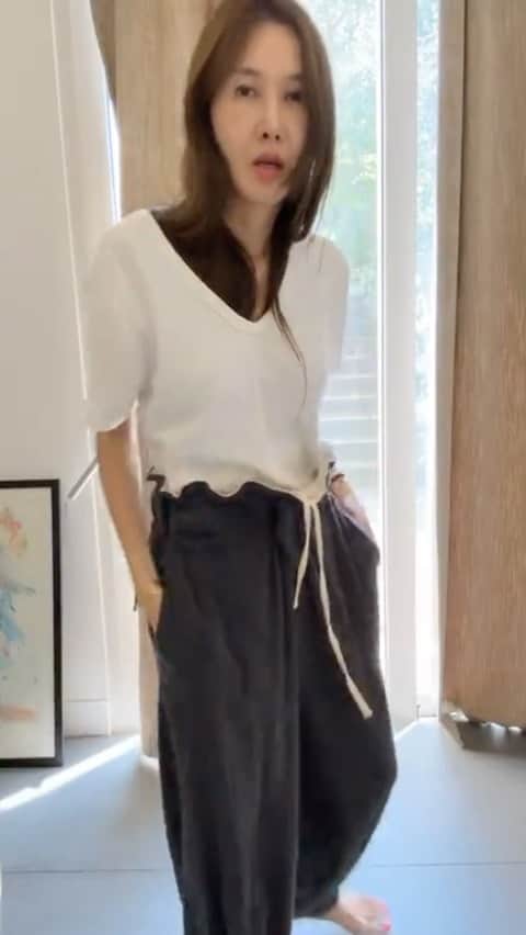 ユン・ヘジンのインスタグラム：「Wave wool pants 라방 했던건데 수다랑 섞여서 저장은 안했는데 뒷부분 수다 자르고 앞에 옷 보여드린 부분 올려드립니다! 라방 못보셨다고 해달라도 하셨던분들께 오늘 해드린다고 했었는데 개인사정이 생겨서 라방을 할 상황이 아니라 어제 녹화본 올려드립니다🙏🏻」