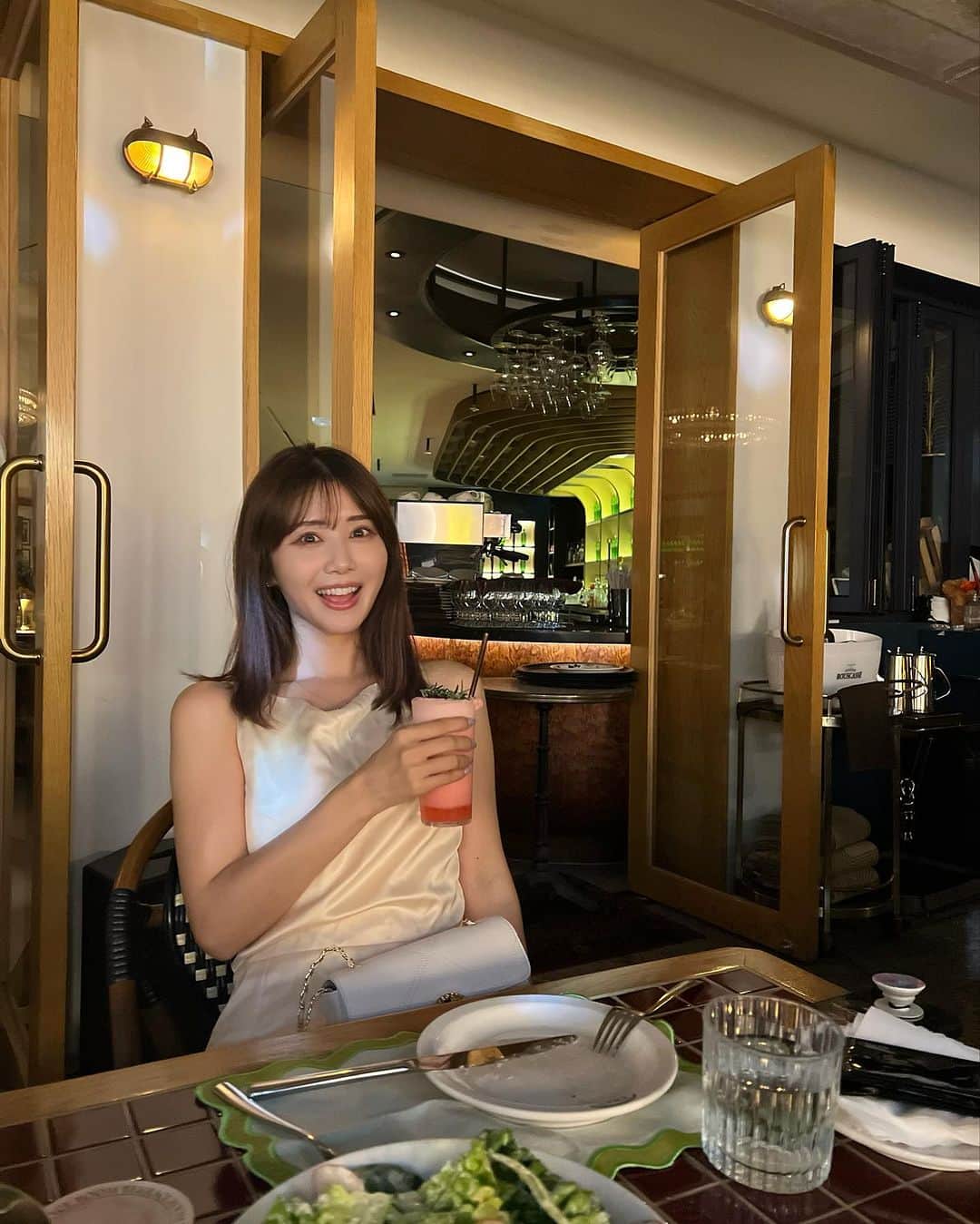 一木美里さんのインスタグラム写真 - (一木美里Instagram)「@terraceroom.seoul 💛💛🧡  姉さんとディナー🇰🇷♡  どこを撮ってもかわいいお店🥹 お昼は日差しが入って気持ちいい場所、ディナーもまた雰囲気がよくてとっても気に入りました😍🍽️✨　  チョンダムにあるので近くでショッピングしたあと行くのも便利◎🥰カクテルタワー🍸も素敵でおすすめです:)  📍 terrace room  🩵2F, 90-19 Cheongdam-dong, Gangnam-gu Seoul, Korea 🩵서울시 강남구 선릉로152길 37 테라스룸  #seoulcafe#seoulrestaurant#seoultrip#MillyKorea#韓国#韓国グルメ#韓国旅行情報」7月31日 17時58分 - misato_ichiki