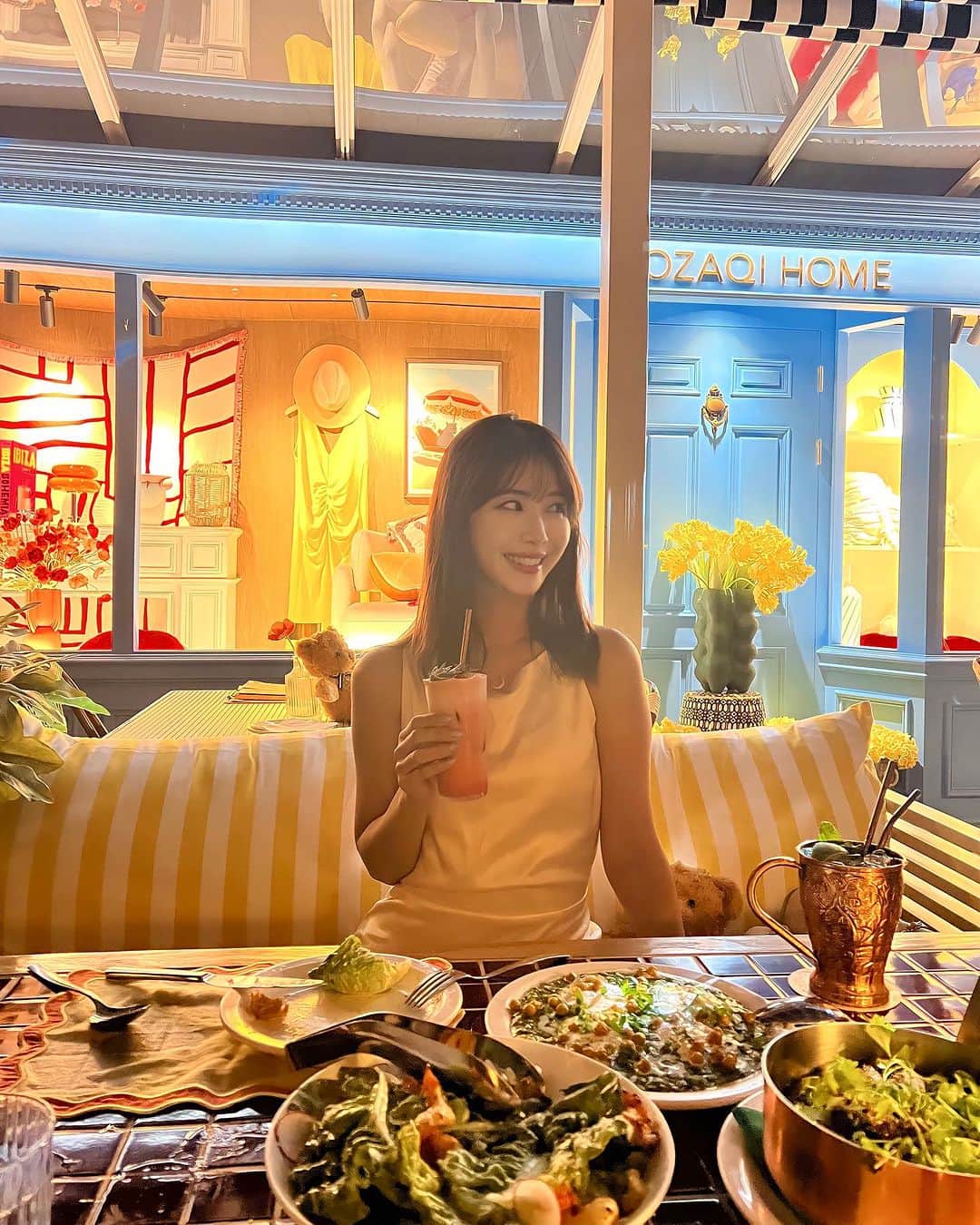 一木美里さんのインスタグラム写真 - (一木美里Instagram)「@terraceroom.seoul 💛💛🧡  姉さんとディナー🇰🇷♡  どこを撮ってもかわいいお店🥹 お昼は日差しが入って気持ちいい場所、ディナーもまた雰囲気がよくてとっても気に入りました😍🍽️✨　  チョンダムにあるので近くでショッピングしたあと行くのも便利◎🥰カクテルタワー🍸も素敵でおすすめです:)  📍 terrace room  🩵2F, 90-19 Cheongdam-dong, Gangnam-gu Seoul, Korea 🩵서울시 강남구 선릉로152길 37 테라스룸  #seoulcafe#seoulrestaurant#seoultrip#MillyKorea#韓国#韓国グルメ#韓国旅行情報」7月31日 17時58分 - misato_ichiki