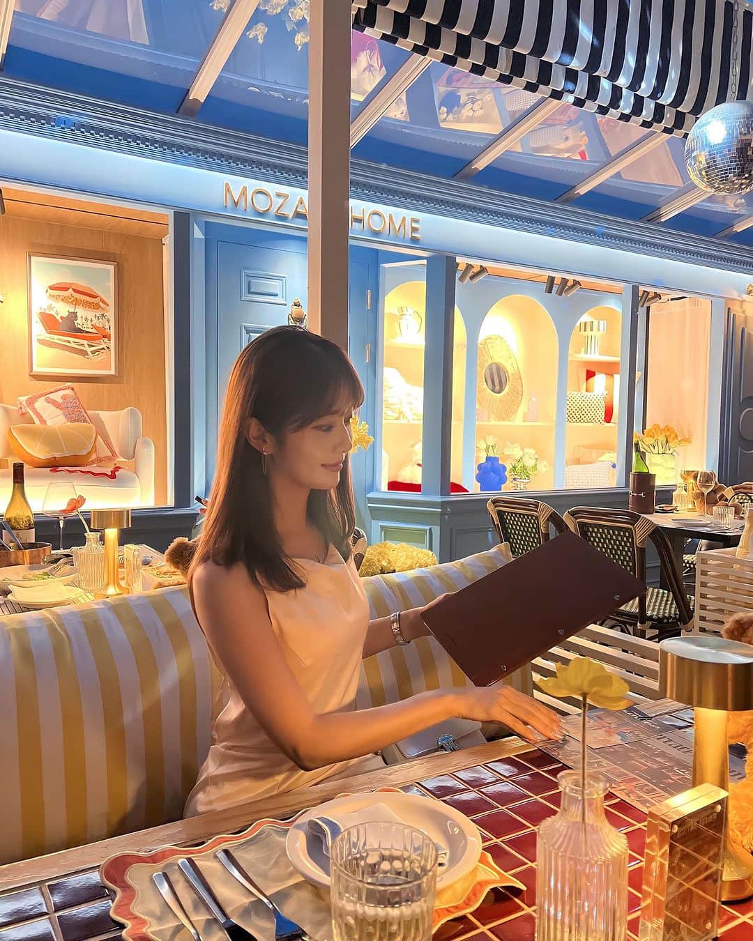 一木美里のインスタグラム：「@terraceroom.seoul 💛💛🧡  姉さんとディナー🇰🇷♡  どこを撮ってもかわいいお店🥹 お昼は日差しが入って気持ちいい場所、ディナーもまた雰囲気がよくてとっても気に入りました😍🍽️✨　  チョンダムにあるので近くでショッピングしたあと行くのも便利◎🥰カクテルタワー🍸も素敵でおすすめです:)  📍 terrace room  🩵2F, 90-19 Cheongdam-dong, Gangnam-gu Seoul, Korea 🩵서울시 강남구 선릉로152길 37 테라스룸  #seoulcafe#seoulrestaurant#seoultrip#MillyKorea#韓国#韓国グルメ#韓国旅行情報」