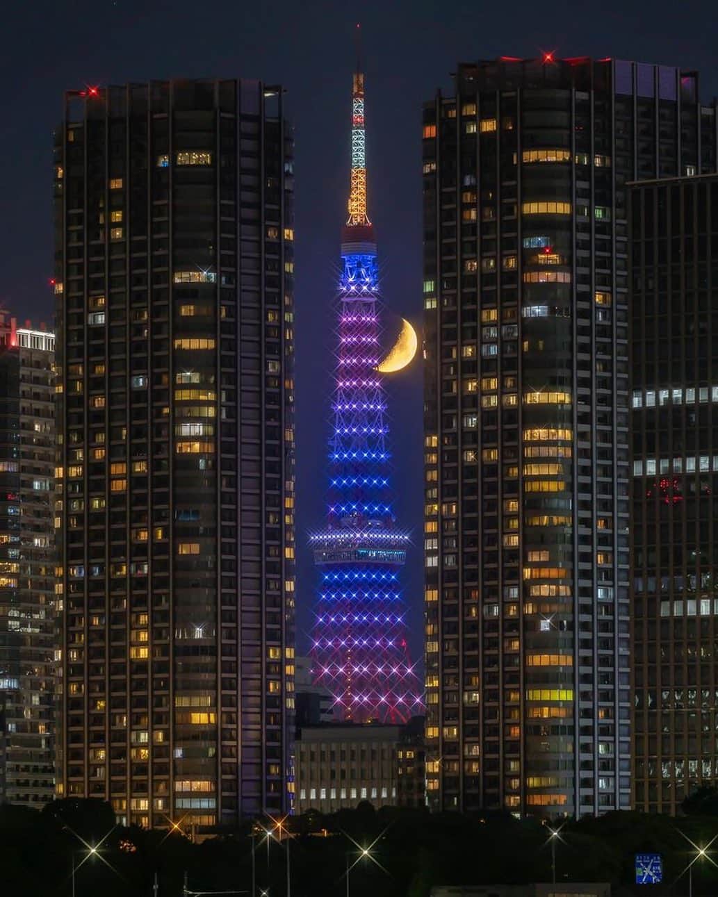 東京タワーさんのインスタグラム写真 - (東京タワーInstagram)「. なんと、美しいお写真😆！   ビルとビルの間から顔を覗かせる 東京タワー🗼と、三日月🌙の 見事なコラボレーション✨   海色のダイヤモンドヴェールと、高層ビルの窓明かり、 月の輝きのコントラストが、何とも素晴らしいですね。   本日は、Your Tokyo Tower🗼から @kenken710 さんのお写真をご紹介！   素敵なお写真をありがとうございました😊   そして🖐️   毎週月曜日20時〜22時まで 2時間限定で点灯する インフィニティ・ダイヤモンドヴェールの レギュラーライトアップ✨   本日は、7月のカラー、 海色（Sea Blue）の最終日です！   お見逃しなく！！  --------------------------------  【 お知らせ 】  メインデッキ2階にあるタワー大神宮は、 伊勢神宮より御神霊をお招きし、  天照皇大神をお祀りする由緒ある神社であり、 年間を通して多くの方が参拝されます。  特に「縁結び」や「学業成就」に 御利益があると言われています。  詳細はプロフィールのリンクにある Official HPから↓↓↓ @tokyotower_official  --------------------------------  #東京タワー #東京タワー🗼  #tokyotower #tokyotower🗼  #ライトアップ #lightup  #三日月」7月31日 17時59分 - tokyotower_official