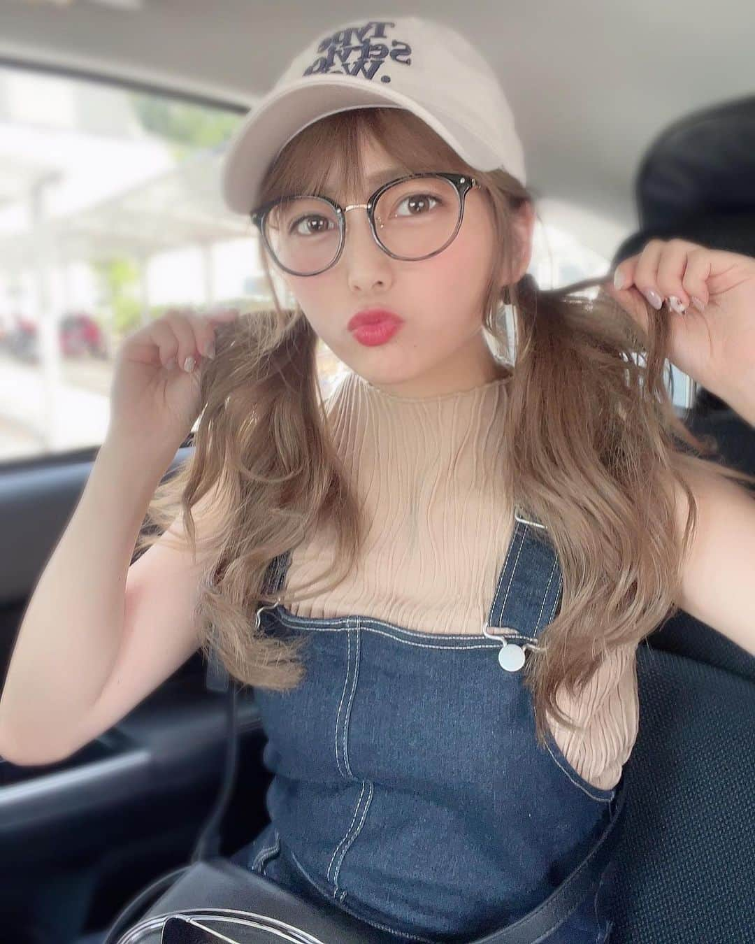 あいりさんのインスタグラム写真 - (あいりInstagram)「あられちゃん🥸💗 裸にサロペットかと思ったって めっちゃ言われた。笑 . そいえば祇園祭行ったよ〜 嘘！人多すぎてUターンして 先斗町とか木屋町で呑んでました🫠🍷 京都もおいしいお店いっぱいあるね💕 . なんかいろんなとこ行きすぎて 店の名前忘れちゃったわ🤣 airiとしたことが。。。🤦‍♀️ . . #ファッション #fashion #ootd  #京都 #祇園祭 #京都グルメ  #木屋町グルメ #河原町グルメ  #先斗町 #先斗町グルメ #グルメ  #グルメ女子 #だてめがね  #instagood #instalike #followme」7月31日 18時08分 - gtamtgat