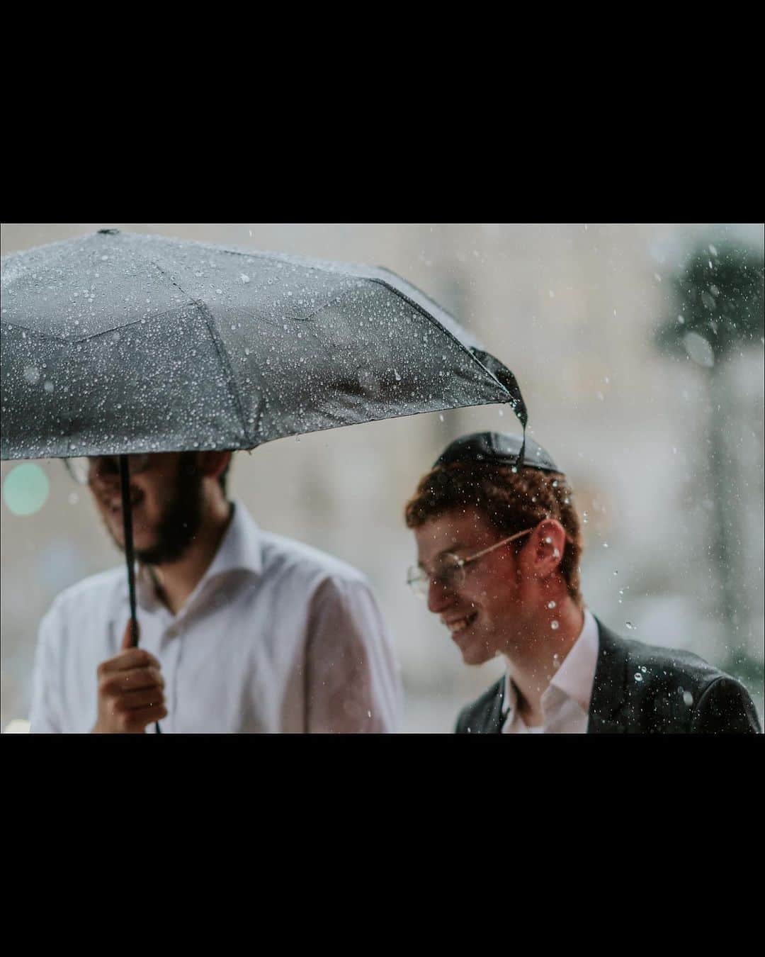 VuTheara Khamさんのインスタグラム写真 - (VuTheara KhamInstagram)「Summer Rain, Paris, 2023 ☔️🌞 .  A serie of photos taken on July 28th during the rainiest day of the year around Saint-Lazare. It had been since last January that I hadn't really taken any personal photos in Paris. I hope you will like this rainy series.  Which one do you prefer [1-10] . #paris #rain #streetphotography #cinematography #abstractart」7月31日 18時08分 - vutheara
