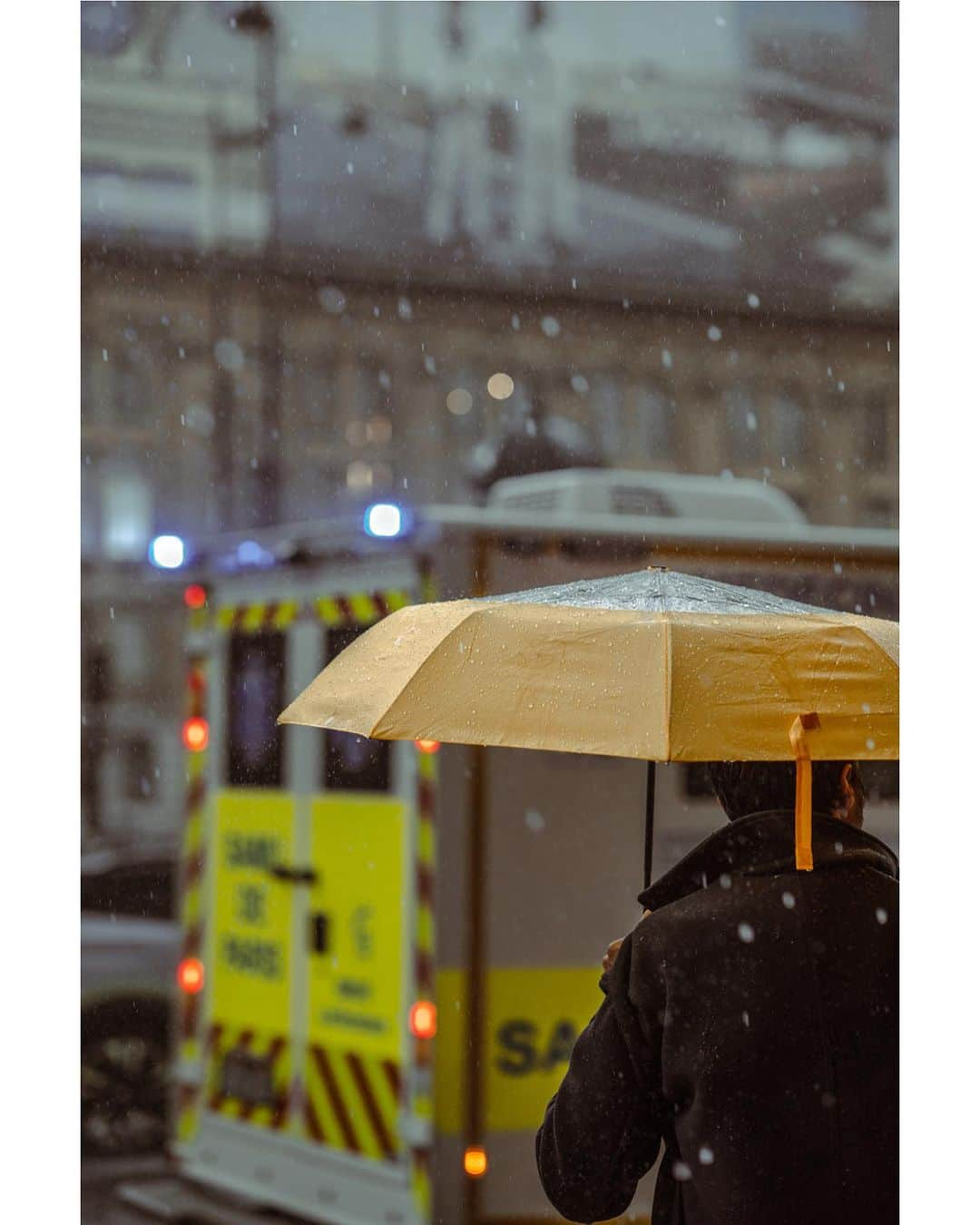 VuTheara Khamさんのインスタグラム写真 - (VuTheara KhamInstagram)「Summer Rain, Paris, 2023 ☔️🌞 .  A serie of photos taken on July 28th during the rainiest day of the year around Saint-Lazare. It had been since last January that I hadn't really taken any personal photos in Paris. I hope you will like this rainy series.  Which one do you prefer [1-10] . #paris #rain #streetphotography #cinematography #abstractart」7月31日 18時08分 - vutheara