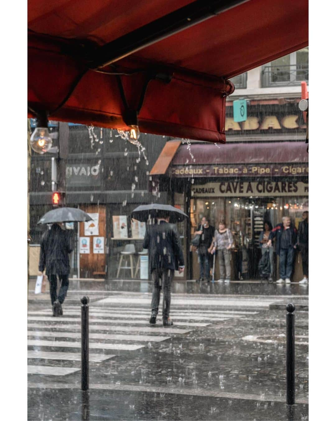 VuTheara Khamさんのインスタグラム写真 - (VuTheara KhamInstagram)「Summer Rain, Paris, 2023 ☔️🌞 .  A serie of photos taken on July 28th during the rainiest day of the year around Saint-Lazare. It had been since last January that I hadn't really taken any personal photos in Paris. I hope you will like this rainy series.  Which one do you prefer [1-10] . #paris #rain #streetphotography #cinematography #abstractart」7月31日 18時08分 - vutheara