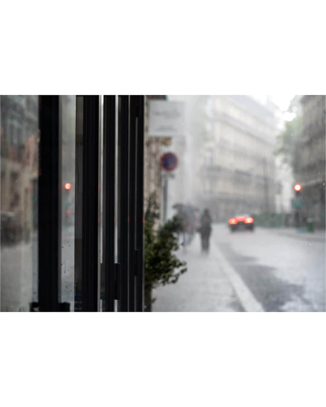 VuTheara Khamさんのインスタグラム写真 - (VuTheara KhamInstagram)「Summer Rain, Paris, 2023 ☔️🌞 .  A serie of photos taken on July 28th during the rainiest day of the year around Saint-Lazare. It had been since last January that I hadn't really taken any personal photos in Paris. I hope you will like this rainy series.  Which one do you prefer [1-10] . #paris #rain #streetphotography #cinematography #abstractart」7月31日 18時08分 - vutheara