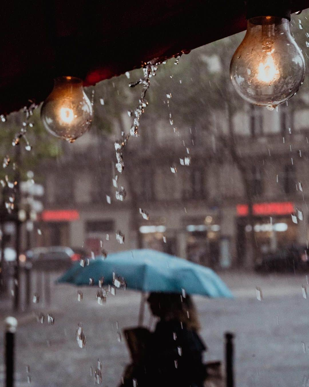 VuTheara Khamさんのインスタグラム写真 - (VuTheara KhamInstagram)「Summer Rain, Paris, 2023 ☔️🌞 .  A serie of photos taken on July 28th during the rainiest day of the year around Saint-Lazare. It had been since last January that I hadn't really taken any personal photos in Paris. I hope you will like this rainy series.  Which one do you prefer [1-10] . #paris #rain #streetphotography #cinematography #abstractart」7月31日 18時08分 - vutheara