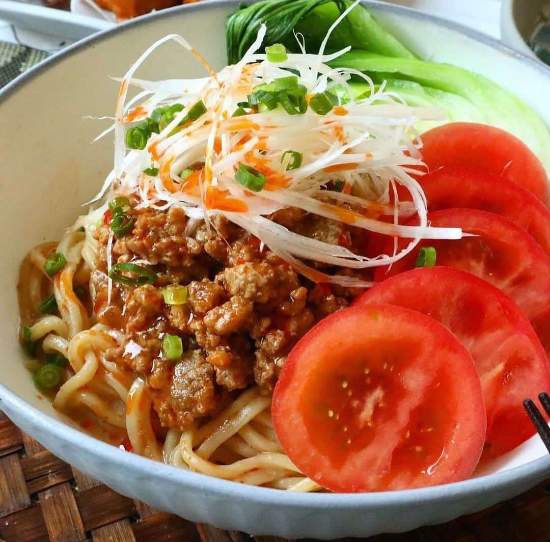 り～♬さんのインスタグラム写真 - (り～♬Instagram)「こんばん月曜日店…✨ ・ ・ 『冷やし坦々麺』 ・  ・ 今日は締め日で頭と体酷使した💧 あ〜暑さのせいで心底疲れた😮‍💨 早く美味しいシュワシュワ飲んでまったりしたい…🍻  #おうちごはん#夕ごはん#うちごはん#家族ごはん#料理#料理写真#手料理#献立#美味しい#うつわ好き#器#暮らし#食卓#おうちカフェ#食いしん坊#フーディテーブル#料理好きな人と繋がりたい#japanesefood#yummy#日々#日々の暮らし#dinner#delicious#foodpic #夏嫌い#暑いの嫌い#秋が恋しい🍂 #冷やし坦々麺 #心底疲れた」7月31日 18時08分 - riritantan