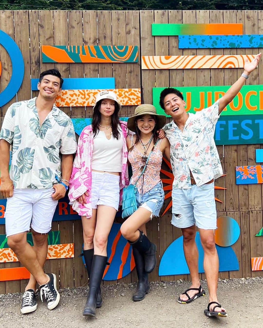 アメリカンイーグルのインスタグラム：「念願のFUJI ROCK!!!!!⛰️🎸 新潟県は苗場！大自然の中で開催される音楽フェスに行ってきました〜✌🏽✌🏽お昼から夜まで参戦したけど大盛り上がりでマジで楽しかった〜！！  今回のフジロックではアメリカンイーグルさんのウェアを着用して参戦！🦅夏らしく淡いデニムに、大柄デザインのシャツが可愛くてたまらん！！！😎✌🏽着心地もさらさらしてて汗だくになりながらも楽しい時間を過ごせました！！！  またフェス行きたいな〜！！🌞🌈  #アメリカンイーグル #americaneaglejp  #AEジーンズ #thesummerofus」