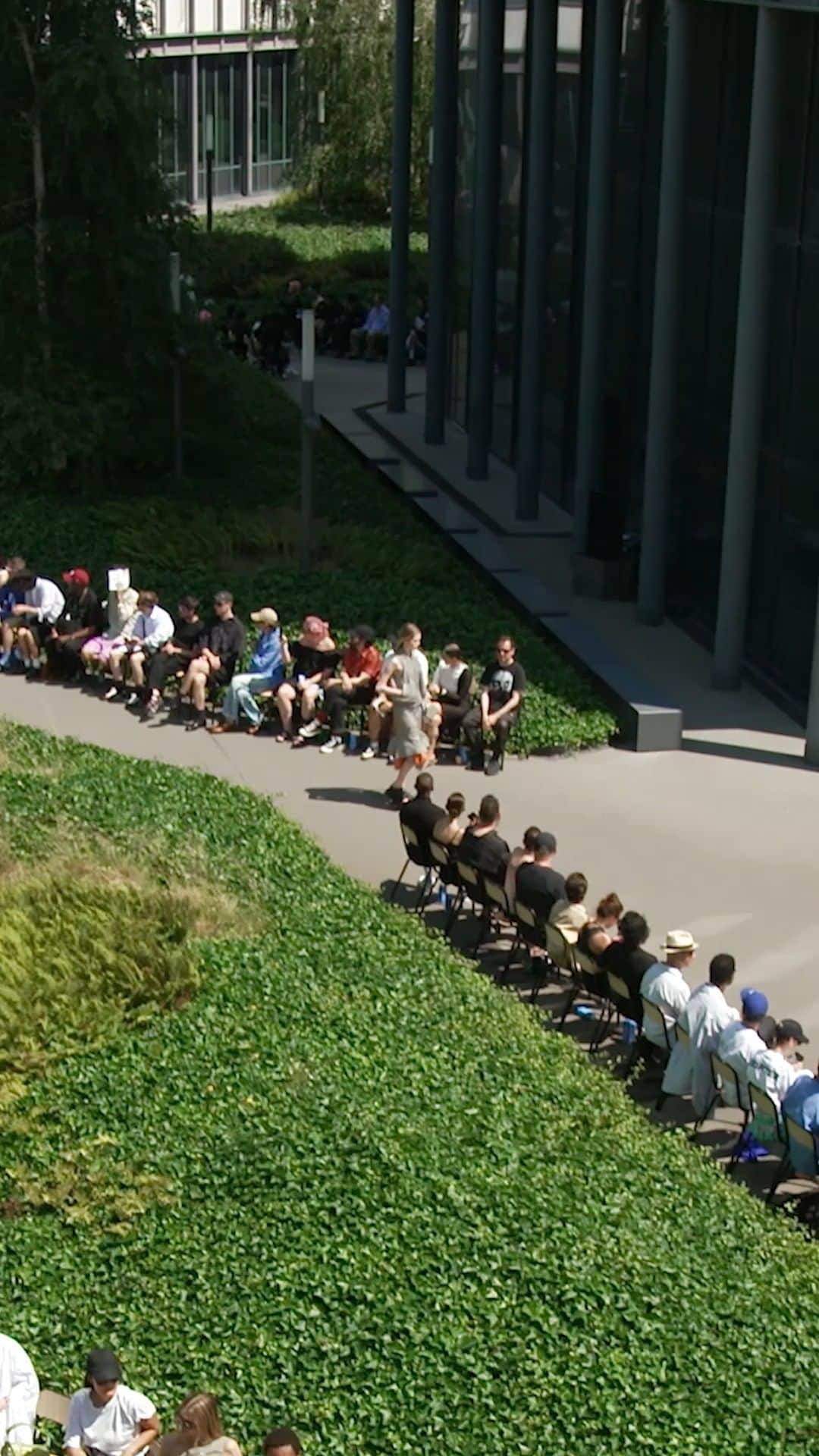 sacaiさんのインスタグラム動画 - (sacaiInstagram)「sacai Men's Spring & Summer 2024 ...