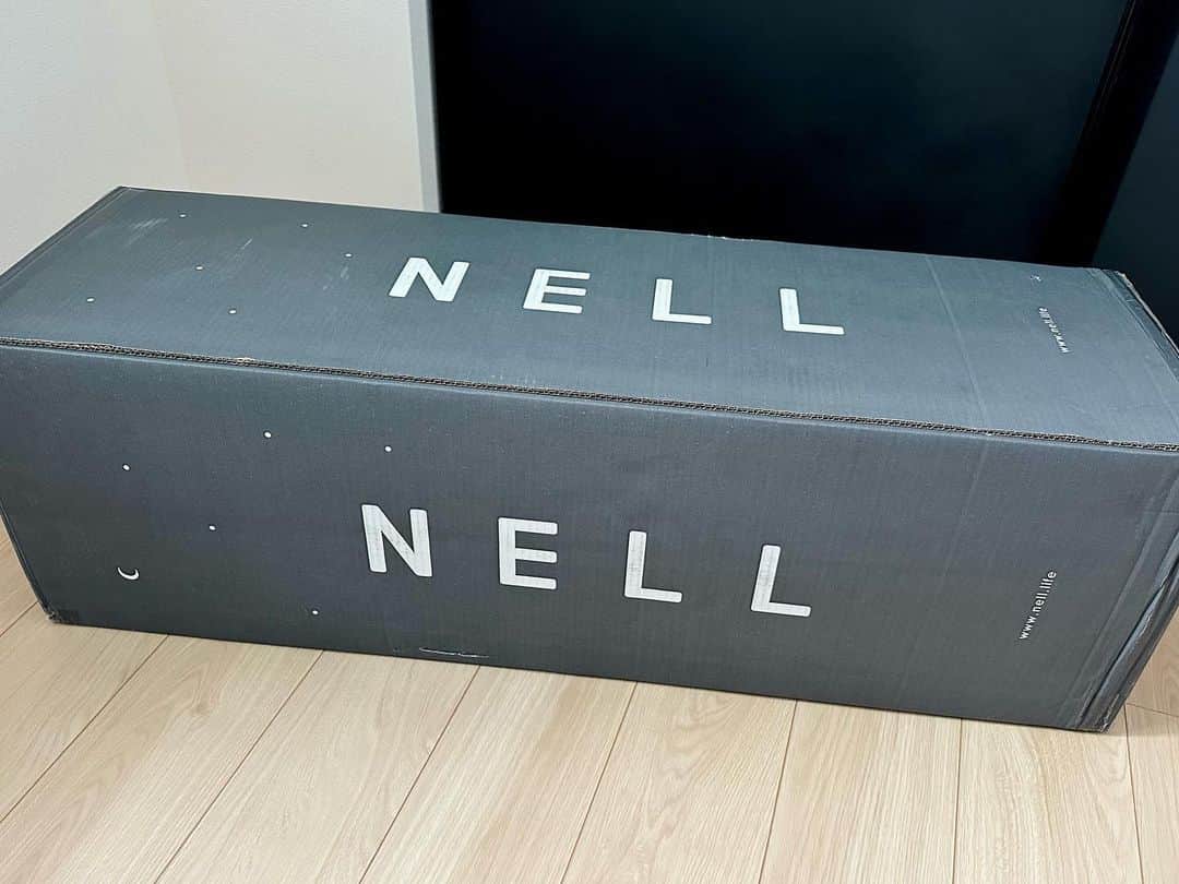 のインスタグラム：「. . 《 PR 》  NELLマットレスが届きました☾︎  すっきりとした見た目で肌触りがとてもいい！ ずっしりもっちりしているマットレスが好みの私には とてもタイプなマットレスで寝るのが楽しみです😌  気持ちよかったようで、 👦🏻も早速お昼寝してました👌🏻  私のフォロワーさんは クーポンコード『misato』で、 全サイズ10%オフです🌼  購入はこちら↓ @nell_mattress  『 NELLマットレスの特徴 』  1.NELLはポケットコイルのマットレスなので、 ウレタン素材よりも通気性が高く反発力に優れている。  2.高級ホテルに多く導入されているマットレスの 2倍の量のポケットコイルを使用しているため、 体の支点が多く、優れた体圧分散を実現している。  3.腰部分をやや硬めに設計しているので、 睡眠中の自然な寝返りをサポートできる。  #NELL  #NELLマットレス #ネル #ネルマットレス」