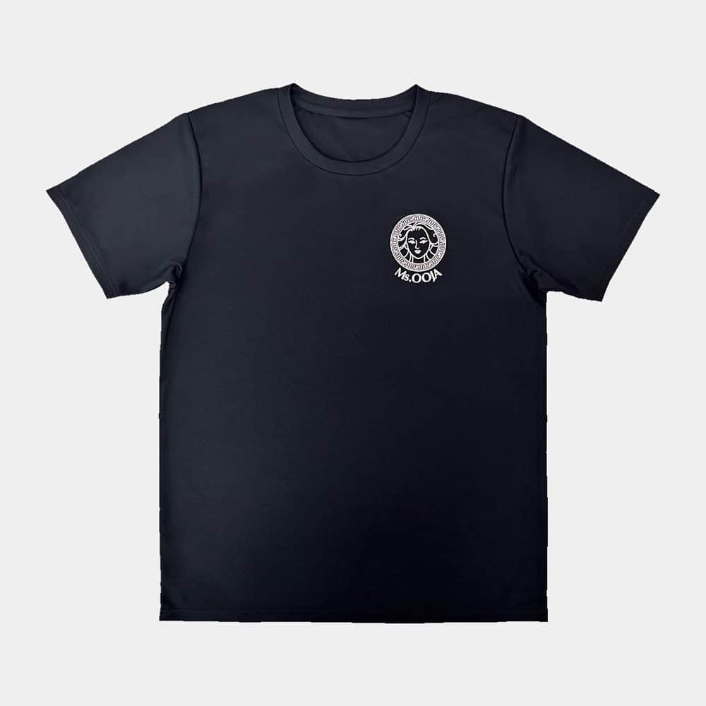 Ms.OOJAのインスタグラム：「お待たせしました✨✨新しいTシャツがおじゃファミストアで発売開始です！  グッズとしては初の試み、再生ポリエステル100%のTシャツです✨✨  今回ご一緒したVIRI-DARIはもう十数年も前から古着や端切れなど本来捨てられるはずの洋服から再生繊維を生み出す取り組みをしている会社。  そしてその工場はなんと私の地元三重県四日市市にあります。社長の渡邊俊介さんは四日市出身なんです。  ファッションは大好きだけど、アパレル産業が抱える環境問題はとても深刻です。 私達に出来ることは本当に小さなことですが、これを機にみんなにも何かの気づきになればと、今回のご縁を活かしたいと思いました。  今回新しくMs.OOJAのフェイスロゴも作って、大人っぽくてかっこいいデザインにしました！デザインは　@firstorder_and_agent   速乾性もあってスポーツにもぴったりです✨✨是非着こなしてね❤️  ■商品名 Ms.OOJA×VIRI-DARI  Recycle polyester Face logo Tshirt  ■商品説明 素材：ポリエステル100％（リサイクルポリエステル） 　※工場で生産時に出た生地の切れ端や回収した古着を、 分子レベルまで分解・再重合してつくる再生ポリエステル繊維 ポリエステル特有の速乾性や洗濯耐久性にも優れ、 適度な伸縮性で快適な着心地をキープしつつ、軽量で動きやすい素材で この季節にピッタリの一枚  ■Face Logo 銀箔プリント  ■販売価格 5,900円（税別）  #msooja #viridarideserta #viridari」