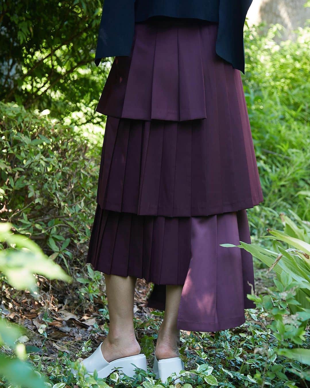 のインスタグラム：「New Arrival >>> IN STORE NOW . . ☑︎ Mix Pleated Skirt ¥26,000+tax (Color: Black, Bordeaux, Navy)  ☑︎ Shoulder Out Wide Tape Knit ¥18,000+tax (Color: Black, White, Orange)  #lecielbleu #ルシェルブルー　#aw23 #fashion  #styling #pleatskirt #shoulderout #widetape #knit」