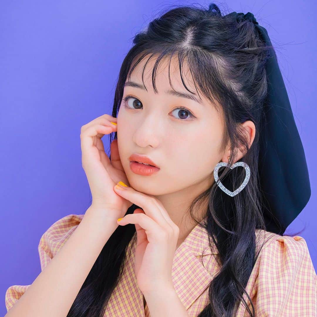 ニコ☆プチのインスタグラム：「🍊🧡😚  今日で7月も終わりだねっ🫣 8月はどんな月になりそう？🍧🌟  これからの夏のイベントに向けて、 プチモ御用達コスメをマネしてメイクしてみよ🥰✨  アイラはオレンジオルチャンメイク🫶🏻🍊 くわしくはニコ☆プチ8月号をチェックして💫  📸Photo/ Tsutsumi Hiroyuki 👗Stylist/ @pirolichan  💄Hair&Make/ Mai(nord) 👧🏻Model/ @arai_aira_official  #ニコプチ #ニコプチモデル #新井葵来 #js6 #コスメ #小学生コスメ #メイク  #夏メイク #韓国メイク #夏 #夏休み #summer #summervacation」