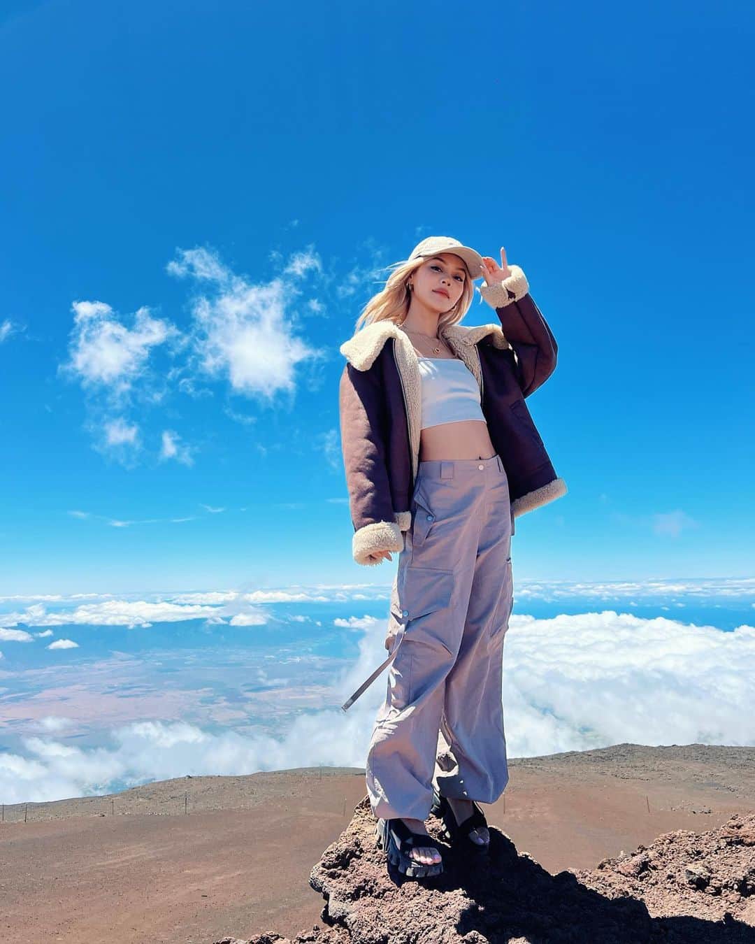 リリーマイマックのインスタグラム：「Above the clouds ☁️  Ngl it was hard to breathe up here but it was well worth the views!」