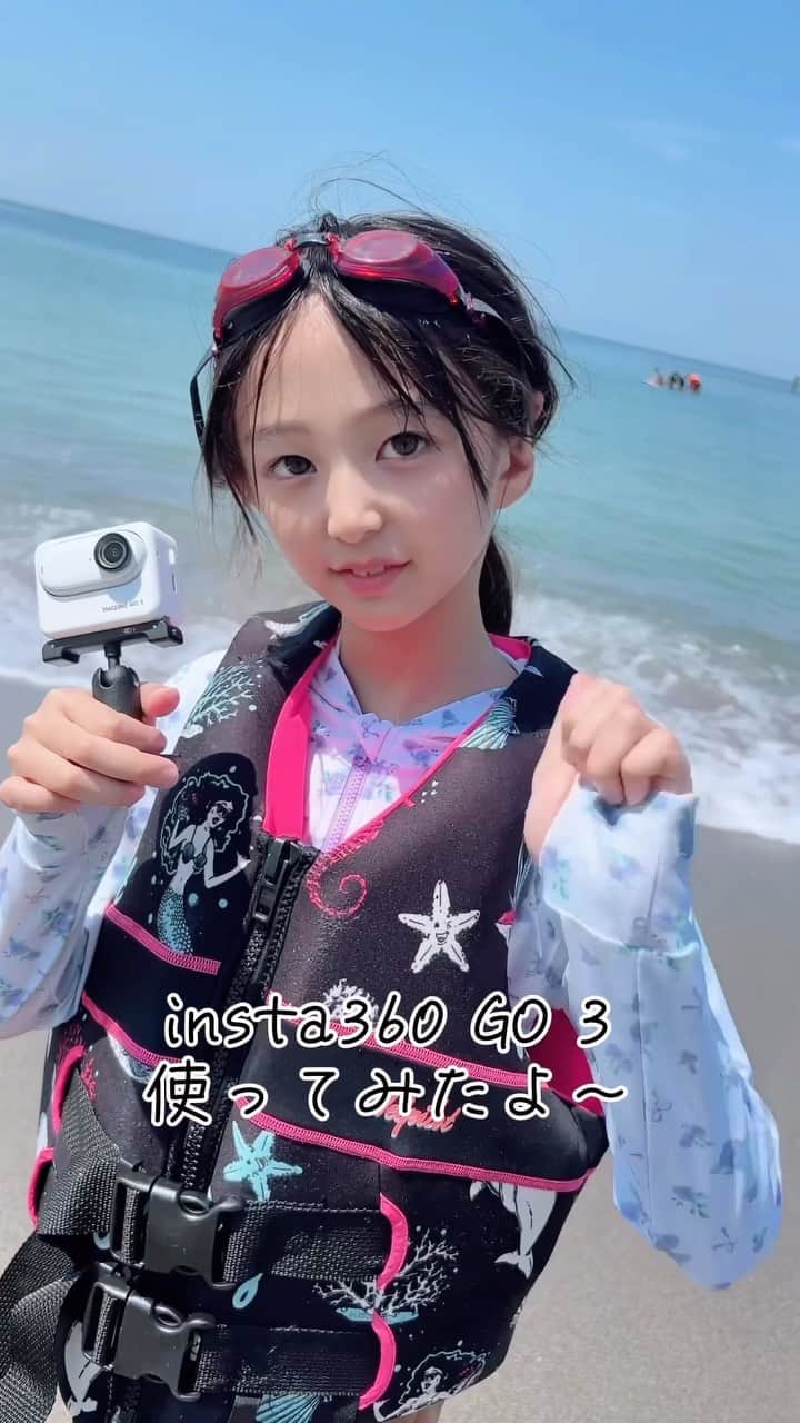 Ai.tのインスタグラム：「この前海に行った時の動画🥰 . 結構前にinsta360 GOの動画上げたの覚えてる人いるかな？🤔昊也視点に出来たカメラ！それの最新版🥰🫶 . . 前のよりも画質も綺麗で録画時間が長く出来るのが本当最高😭 . . 子ども視点を見たいなーと思うことって親御さんならあるあるだよね😍 私的に子どもの独り言までひろえちゃうのがほんっっっっとうにさいっっっっこう！💓💓💓 . . ぜひ気になる人は見てみてね💓 . . #insta360go3 #海　#こども」