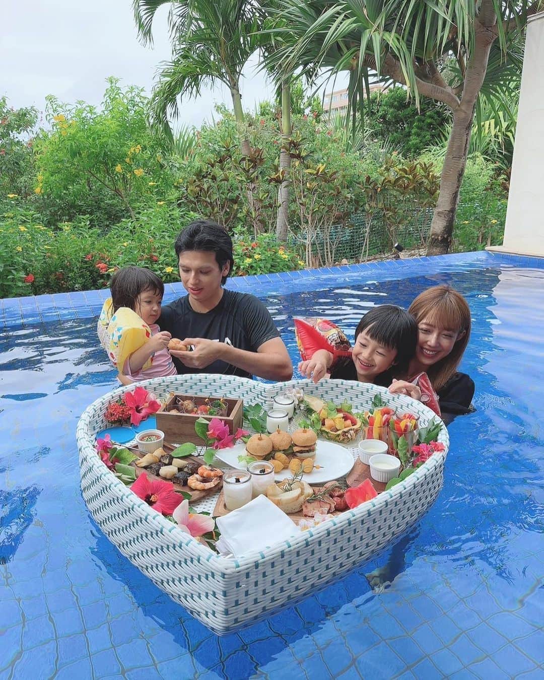 アレクサンダーのインスタグラム：「のんちゃんの朝食すたいる  #❤️ #家族旅行」