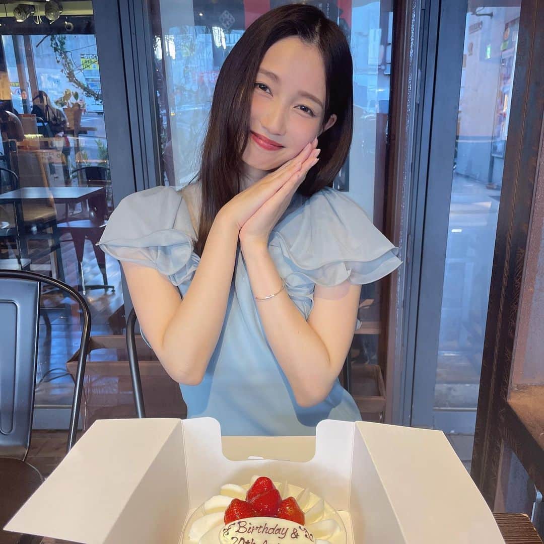 のインスタグラム：「改めまして。 昨日はバースデーイベント🎂 ありがとうございました! . 20thも兼ねて 昔の振り返りの懐かしい 写真まとめを見たり、 ライブパートがあったり。 . とても楽しかったし、 皆の顔も見れて良かった✨ 皆も楽しんで貰えたかな?𓈒𓂂𓏸 . 20年間の振り返りコーナー、 あんなに昔の写真を 沢山探してきてそれを まとめて頂いたのも スタッフさんの愛だな、 と感動してしまったし、 写真のケーキ...! 時間が足りなくて出せなかった そうなのですが、 サプライズで用意して頂いて いたみたいです。😭🤍 昨日は入社当初の 6歳からお世話になっている カメラマンさんも来て下さったり、 ずっと色んな方にお世話に なってきたんだなと改めて思いました。 感謝です。 . そして今回ご協力頂いた MCサツキのお2人、 ピアノMiyaBさん wqwqちゃん4人。 ありがとうございました。✨✨✨ . そして! 皆からもたくさんの おめでとうをありがとう。 来てくれる、そして 来られずとも応援してくれる、 そんな皆がいるからこそ イベントを開催出来るのよ〜。 出会ってくれてありがとう。 . そしてお手紙プレゼント お花も頂きました。 その気持ちがとっても嬉しいし、 全部が宝物です🥺♡ 大切にしますね𓈒𓂂𓏸 . ...ねえねえ。 20thも兼ねてそろそろ FCイベントとか 何かしたいよね?! 何したい?!みんなぁぁ! . #birthdayevent #ayana2027」