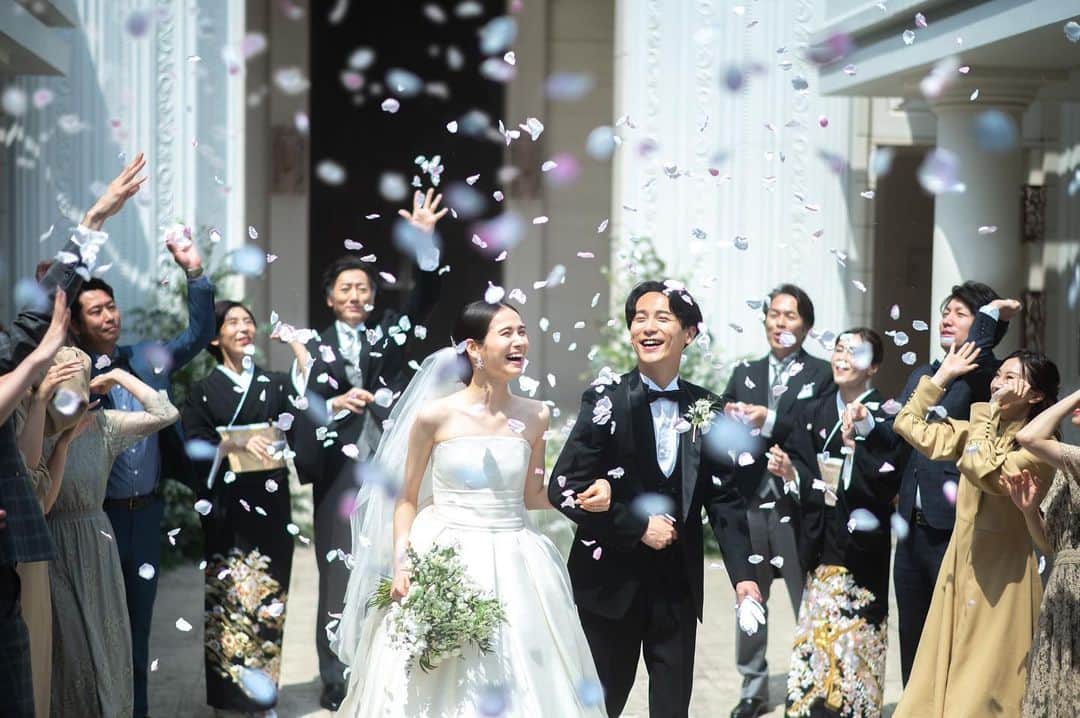 のインスタグラム：「生花のフラワーシャワーで、ゲストの皆様から祝福していただけます♡  . . *:・゜。*:・゜*:・゜。*:・゜。*ㅤ. . ゜*:・*:・゜。*:・゜ プロフィール欄のURLよりブライダルフェアのご予約を承っております！ 皆様のご来館を心よりお待ちしております。 . . *:・゜。*:・゜*:・゜。*:・゜。* . . *:・゜。*:・゜*:・  #覚王山ルアンジェ教会 #TAKAMIBRIDAL #タカミブライダル #ルアンジェ教会 #ルアンジェ花嫁 #2023夏婚 #2023秋婚 #2023冬婚 #marry #教会 #チャペル #ウエディング #挙式 #結婚式 #装花 #ブーケ #ウエディングドレス #カラードレス #marry花嫁 #全国のプレ花嫁さんと繋がりたい #花嫁 #プレ花嫁 #ウェディングテーマ #卒花 #東海プレ花嫁 #愛知プレ花嫁 #名古屋プレ花嫁 #覚王山 #写真好きな人と繋がりたい #アフターセレモニー」