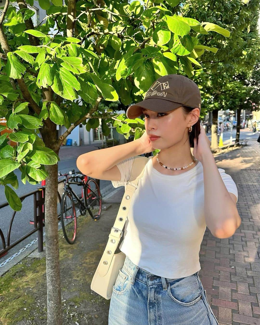 クロエのインスタグラム：「毎日、白ティーデニムキャップ生活🥵💚 暑いねえ〜」