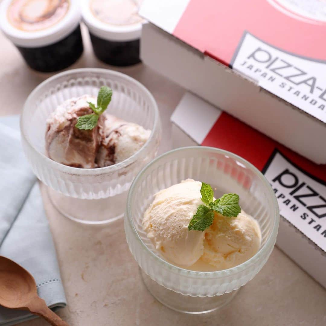 ピザーラのインスタグラム：「【ピザーラが食べたくなったらコメント欄に🍕を書いてね！】  こんばんは！ 毎日暑い日が続きますね😵💦  ピザーラのサイドメニューにはアイスクリームがあるのをご存知でしたか？  ピザを食べた後には冷たいアイスで涼しくなってください✨  🍨特製バニラアイスクリーム ¥360 🍨チョコマーブルアイスクリーム ¥390  -———— ピザーラ公式アカウントでは、PIZZA-LAのお得な最新情報をお届けしています🍕  皆さまもぜひピザーラを食べた際には #ピザーラ#ピザーラお届け のハッシュタグをつけて感想を教えてくださいね✨ お写真をご紹介しちゃうかも？😆 投稿、お待ちしています♪  #pizza_la #ピザ #ピザパーティー #ピザパ #ピザ屋 #ピザ好き #ピザ好きな人と繋がりたい #ピザ屋さん #宅配 #宅配アイス #アイスクリーム」