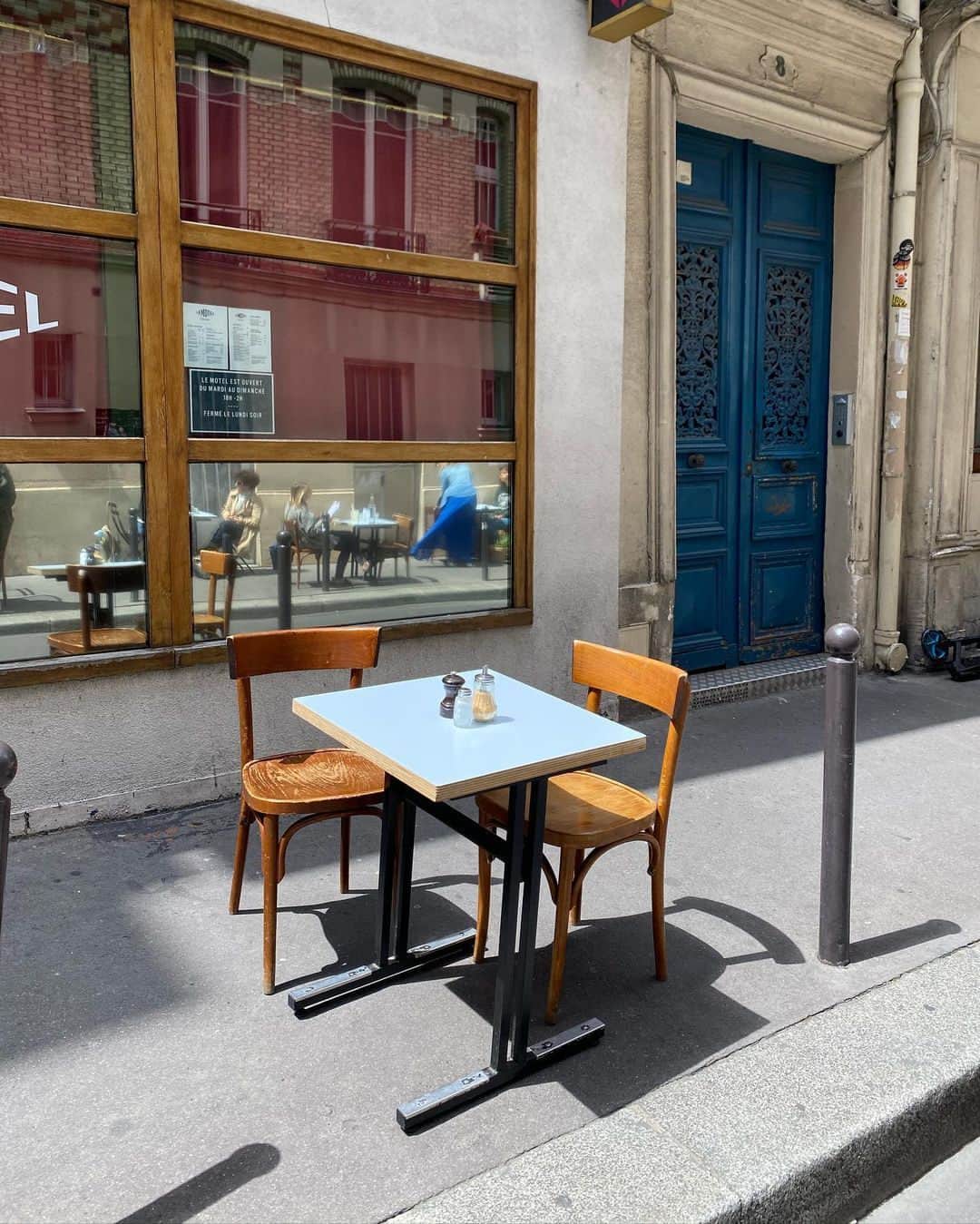 My Little Parisさんのインスタグラム写真 - (My Little ParisInstagram)「Se ruer en terrasse. 🇬🇧: Monday to take-away. (📸: @passager_cafe)」7月31日 18時15分 - mylittleparis